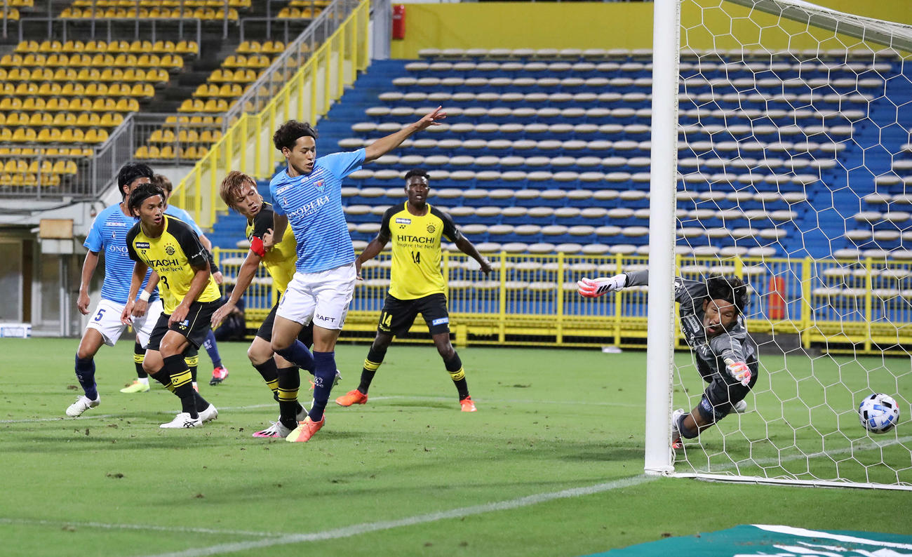 柏対横浜FC　後半、柏DF染谷（左から3人目）のクリアミスでオウンゴールとなる（撮影・江口和貴）