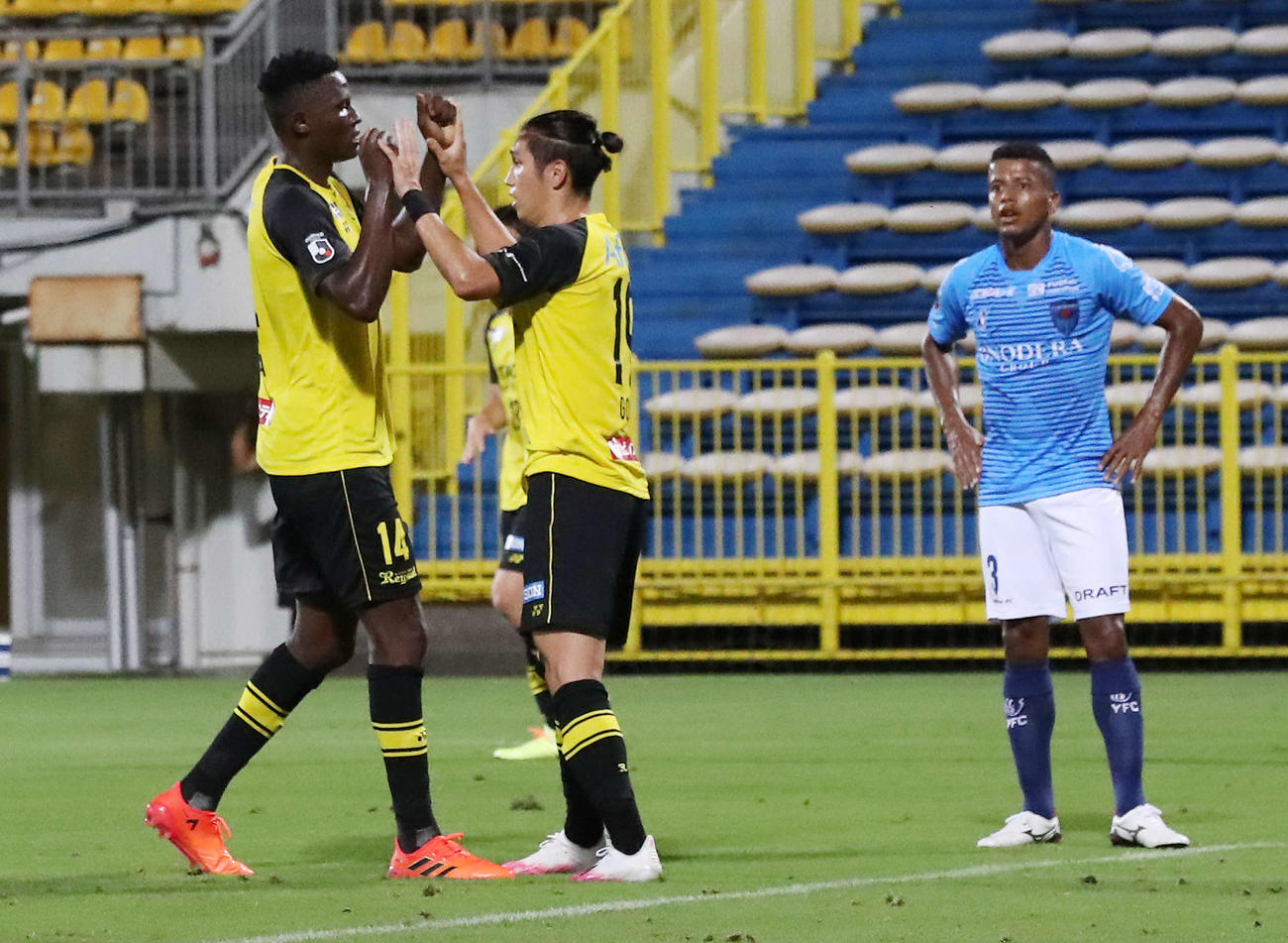 柏対横浜FC　前半、ヘディングで同点ゴールを決め柏FWオルンガ（左）とタッチをかわすFW呉屋（撮影・江口和貴）