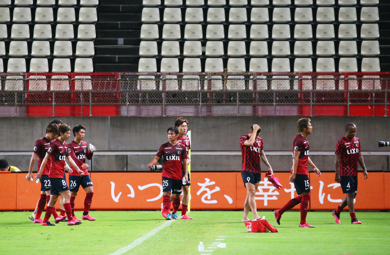 鹿島対札幌　リーグ戦3連敗となりがっくりと引き揚げる鹿島イレブン（撮影・足立雅史）