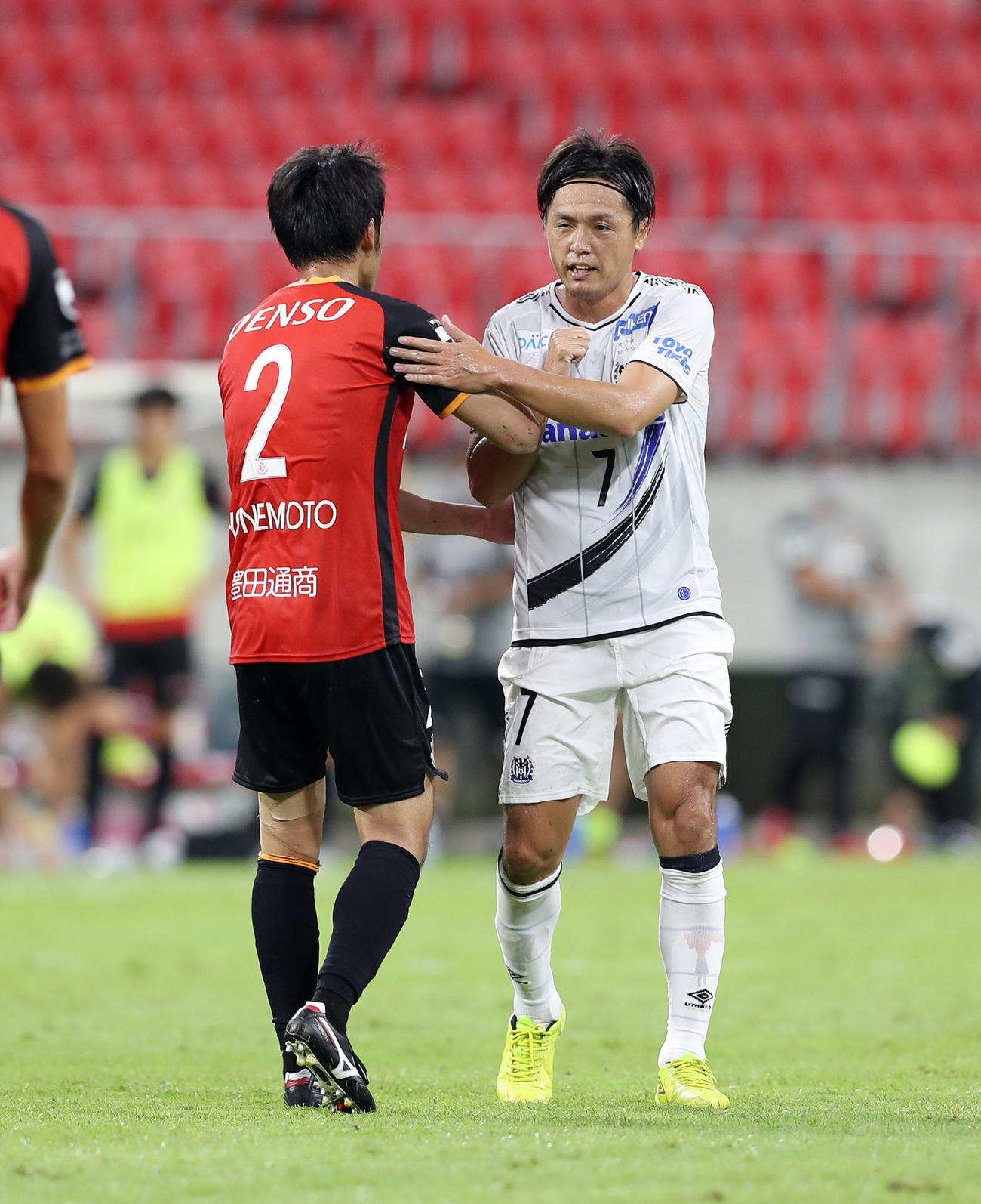名古屋と引き分け、名古屋MF米本（左）とエルボータッチするG大阪MF遠藤（撮影・前田充）