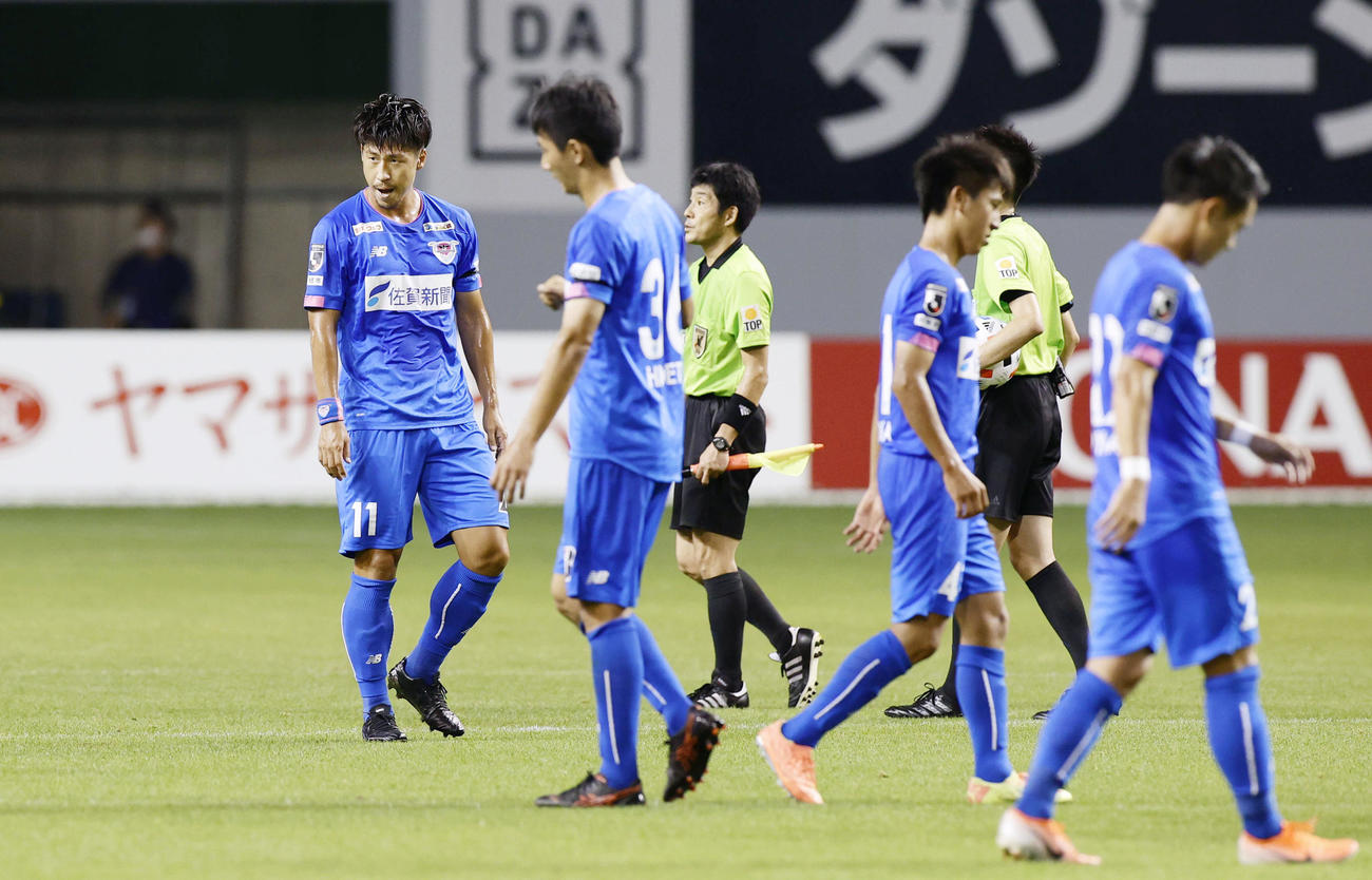 神戸に競り負け、肩を落とす豊田（左端）ら鳥栖イレブン（共同）