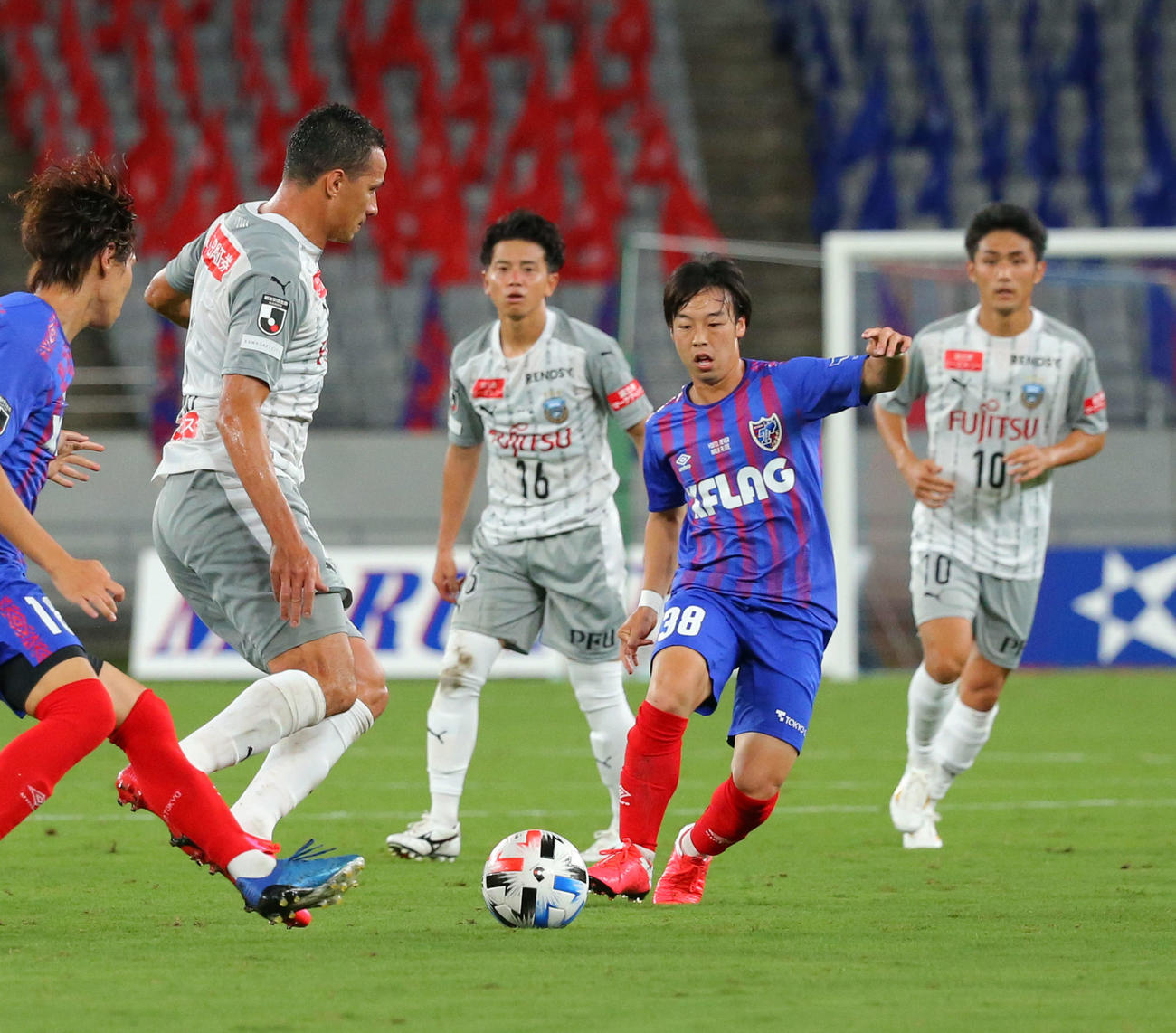 東京対川崎F　後半、川崎FFWレアンドロ（左）と競り合う東京MF紺野（撮影・河田真司）