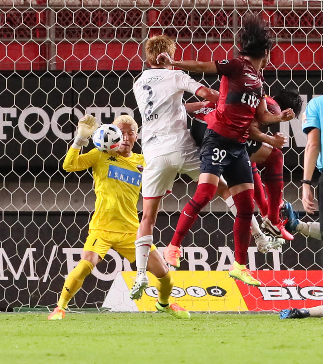 鹿島対札幌　後半、ヘディングシュートをセーブする札幌GK菅野（左）（撮影・足立雅史）