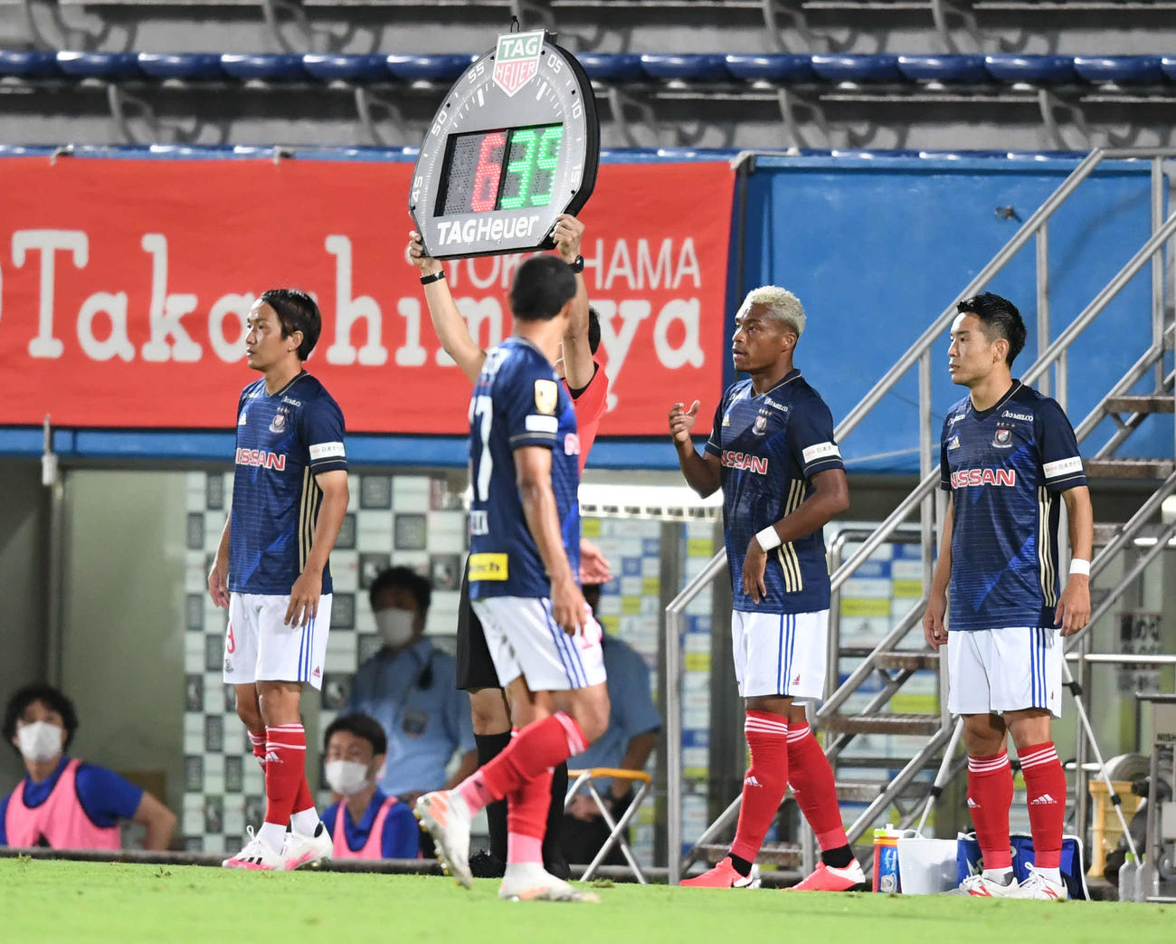 横浜対湘南　後半、1度に3人交代で投入される横浜の選手たち。左から天野、1人おいてオナイウ、水沼（撮影・山崎安昭）