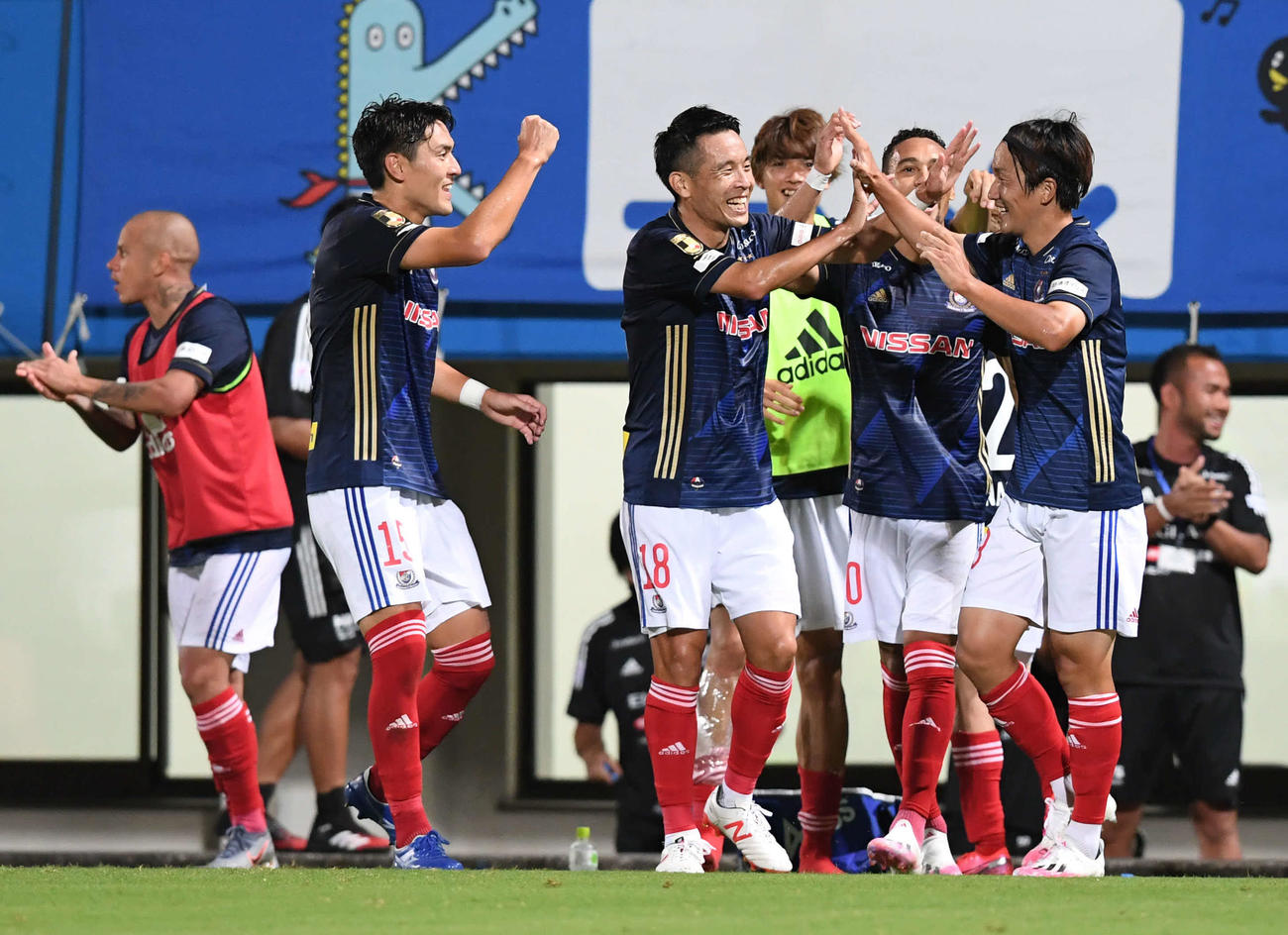 横浜対湘南　後半、この試合2得点目を決めた横浜MF天野（右）はチームメートの祝福に笑顔（撮影・山崎安昭）