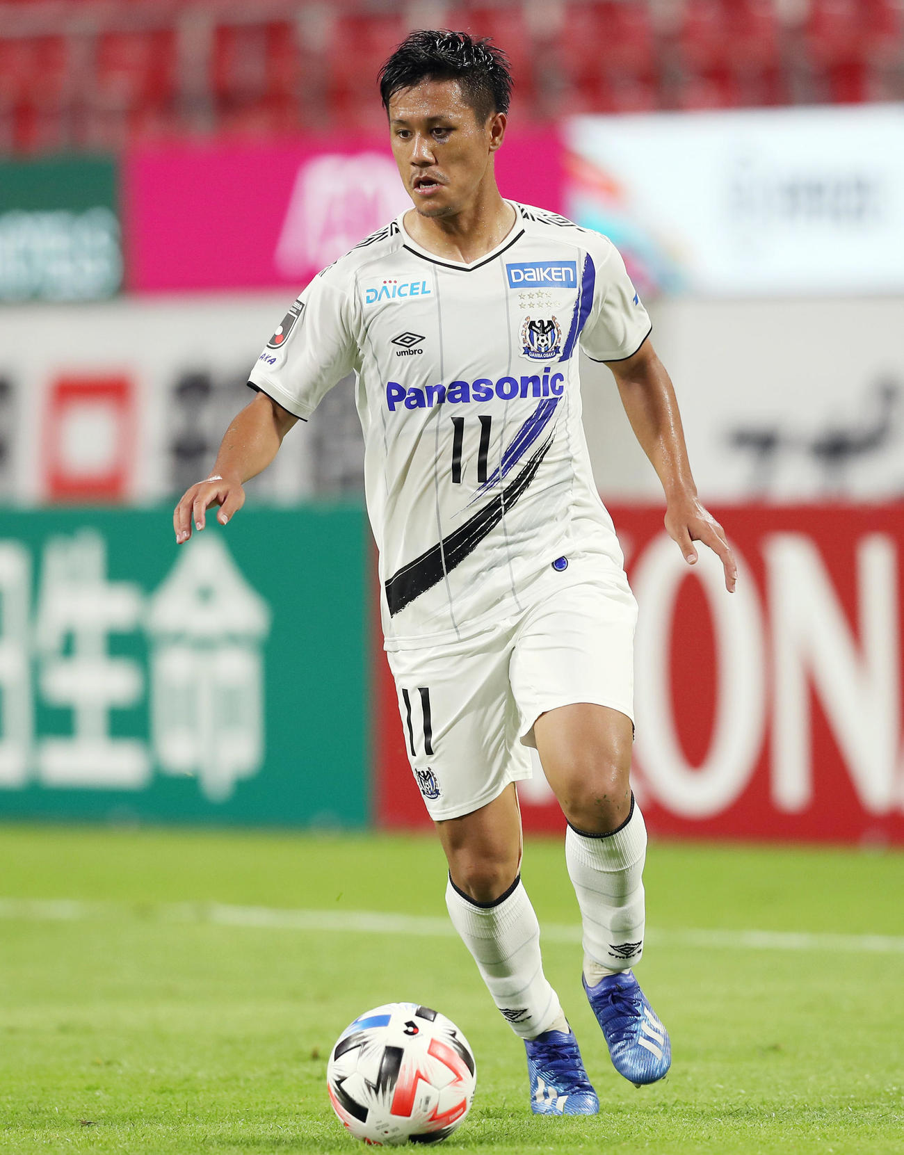 名古屋対G大阪　後半、ドリブルで攻め上がるG大阪FW小野（撮影・前田充）