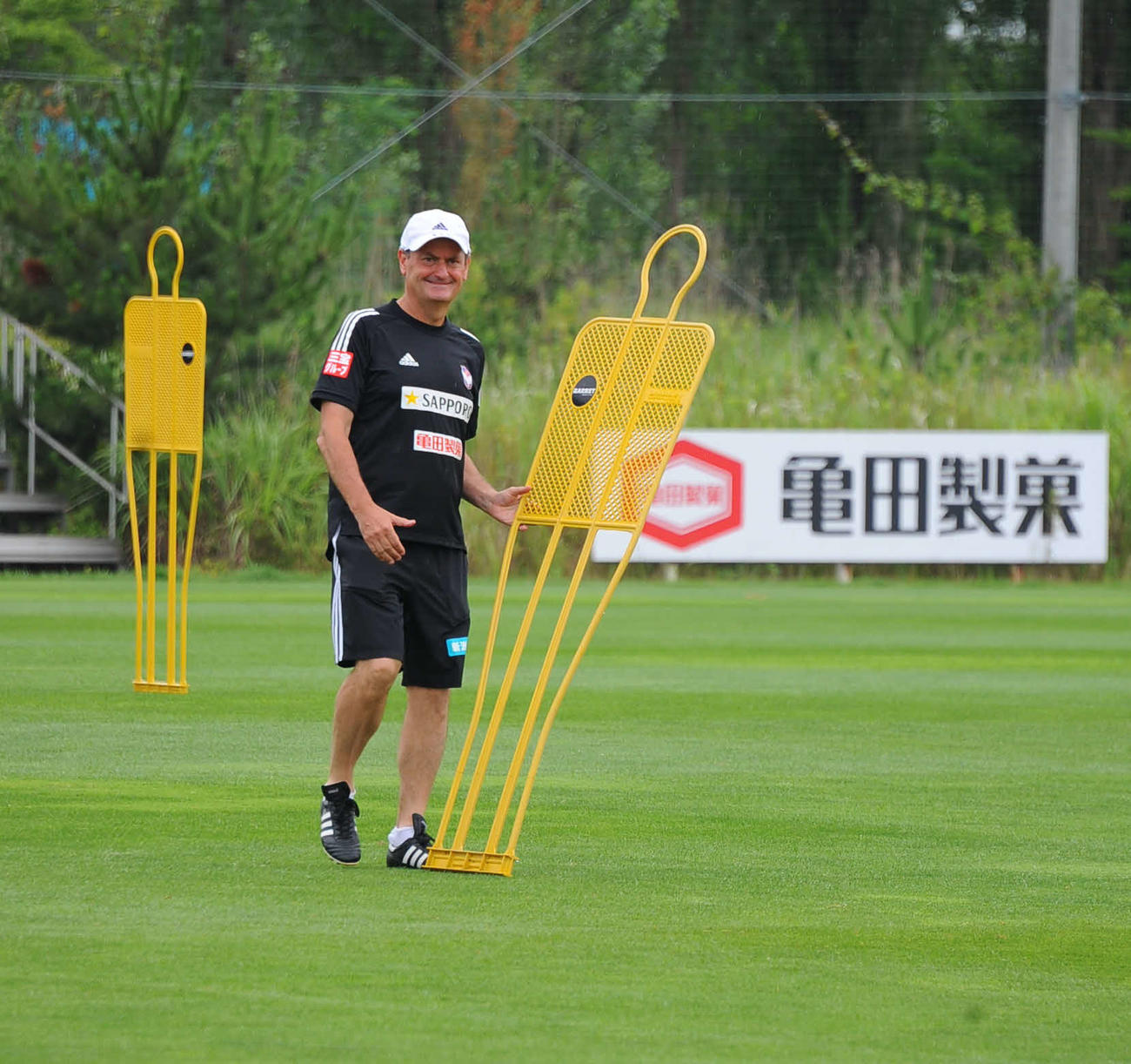 笑顔を見せるアルベルト監督