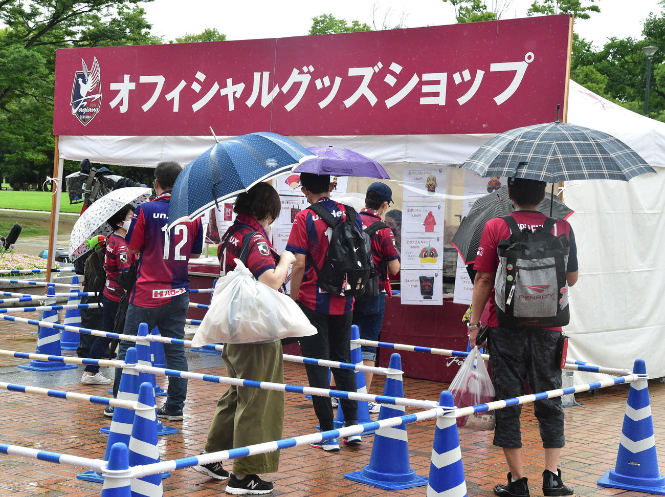 J2岡山対北九州　試合前、オフィシャルグッズショップに並ぶ岡山サポーター（撮影・岩下翔太）