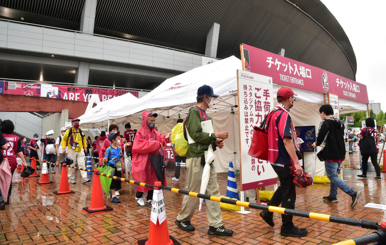 J2岡山対北九州　シティライトスタジアムへ入場するサポーター（撮影・岩下翔太）