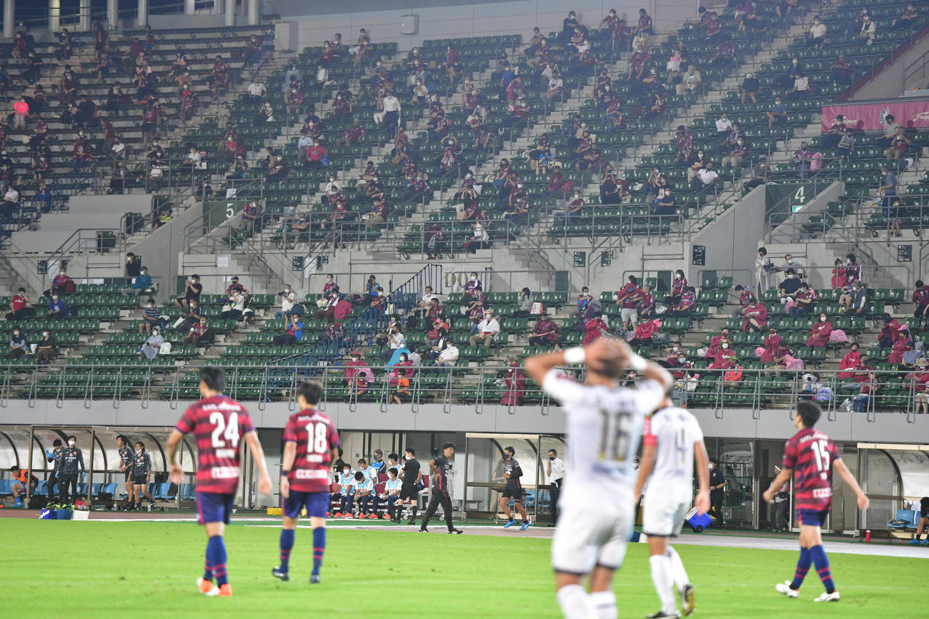 北九州に敗れ、肩を落とすスタンドの岡山サポーター（撮影・岩下翔太）
