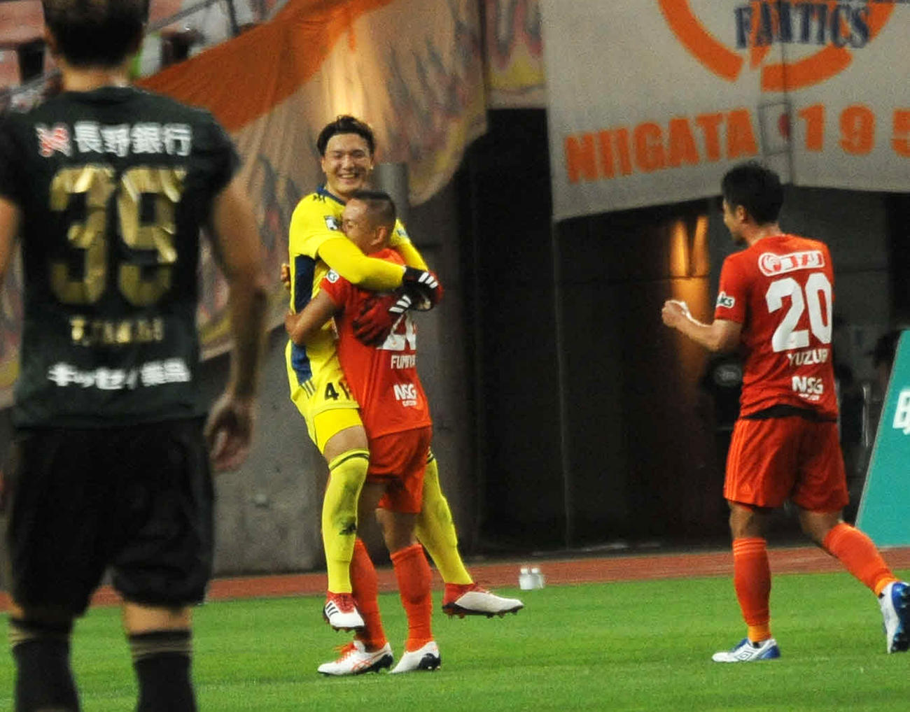 ファインセーブを連発したGK藤田はホーム初勝利をDF早川と抱き合って喜ぶ（撮影・斎藤慎一郎）