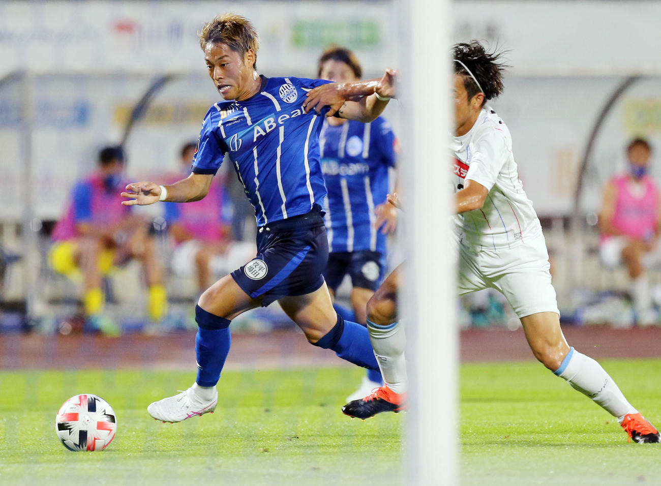 山形対水戸　ドリブルでゴールに迫る山形FW渡辺（撮影・野上伸悟）