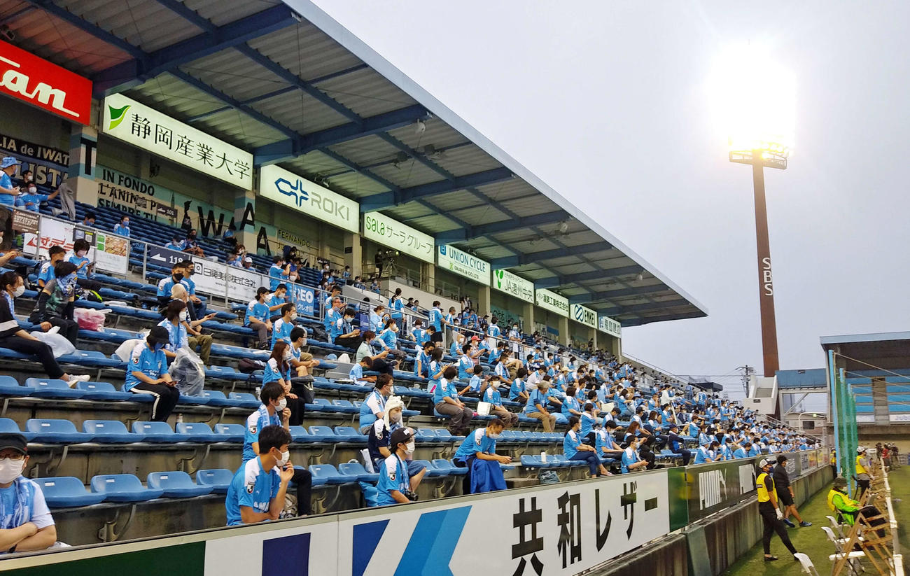 ゴール裏に座る磐田サポーター