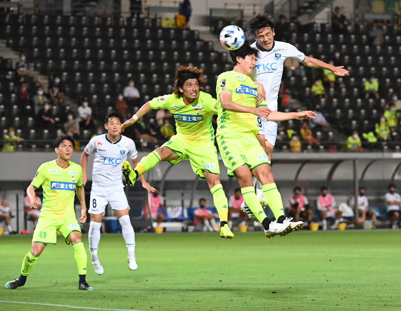 千葉対栃木　前半、ヘディングでゴールを決める栃木FW矢野（右）（撮影・鈴木みどり）