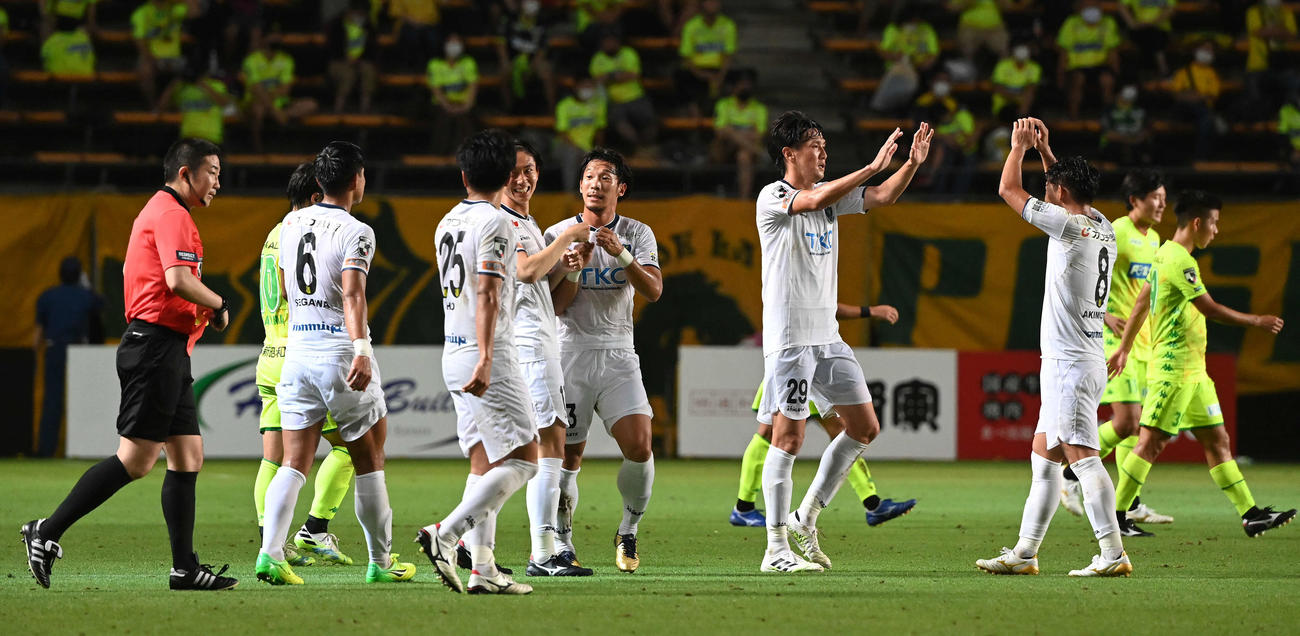 千葉対栃木　千葉に勝利し、ハイタッチを交わすFW矢野（右から4人目）ら栃木イレブン（撮影・鈴木みどり）
