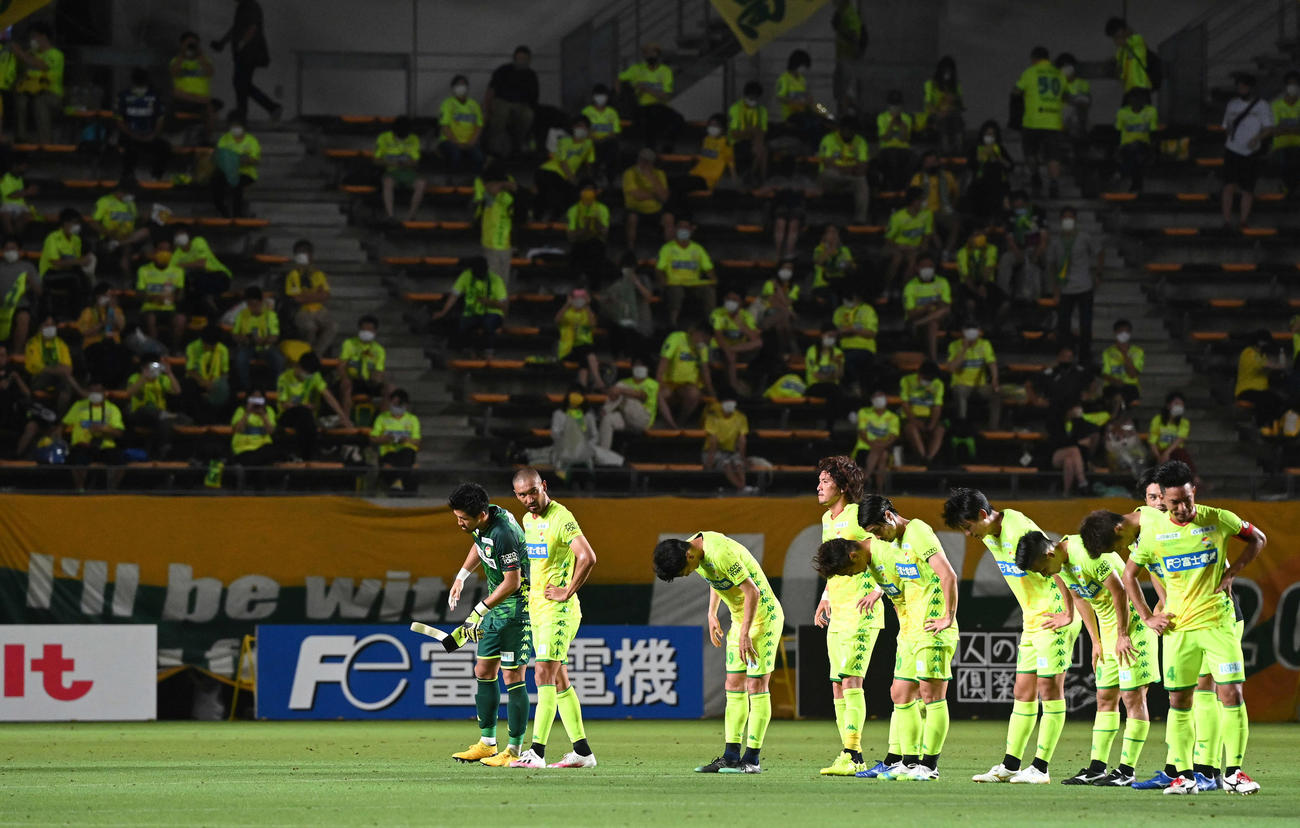千葉対栃木　栃木に敗れ肩を落とすFW川又（左から2人目）ら千葉イレブン（撮影・鈴木みどり）
