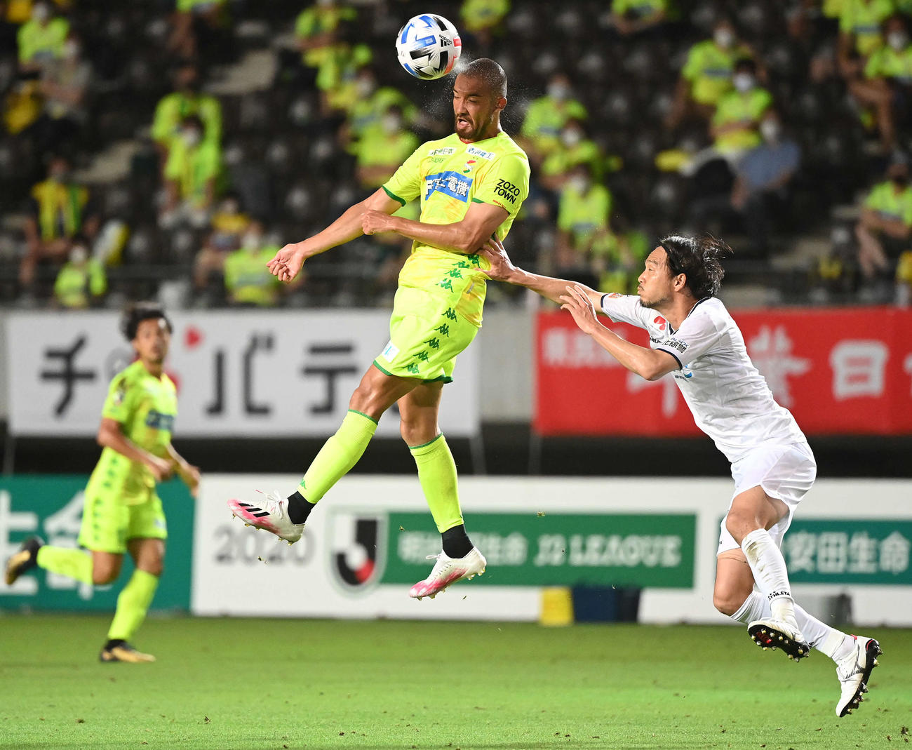 千葉対栃木　後半、ヘディングでボールを受ける千葉FW川又（中央）（撮影・鈴木みどり）