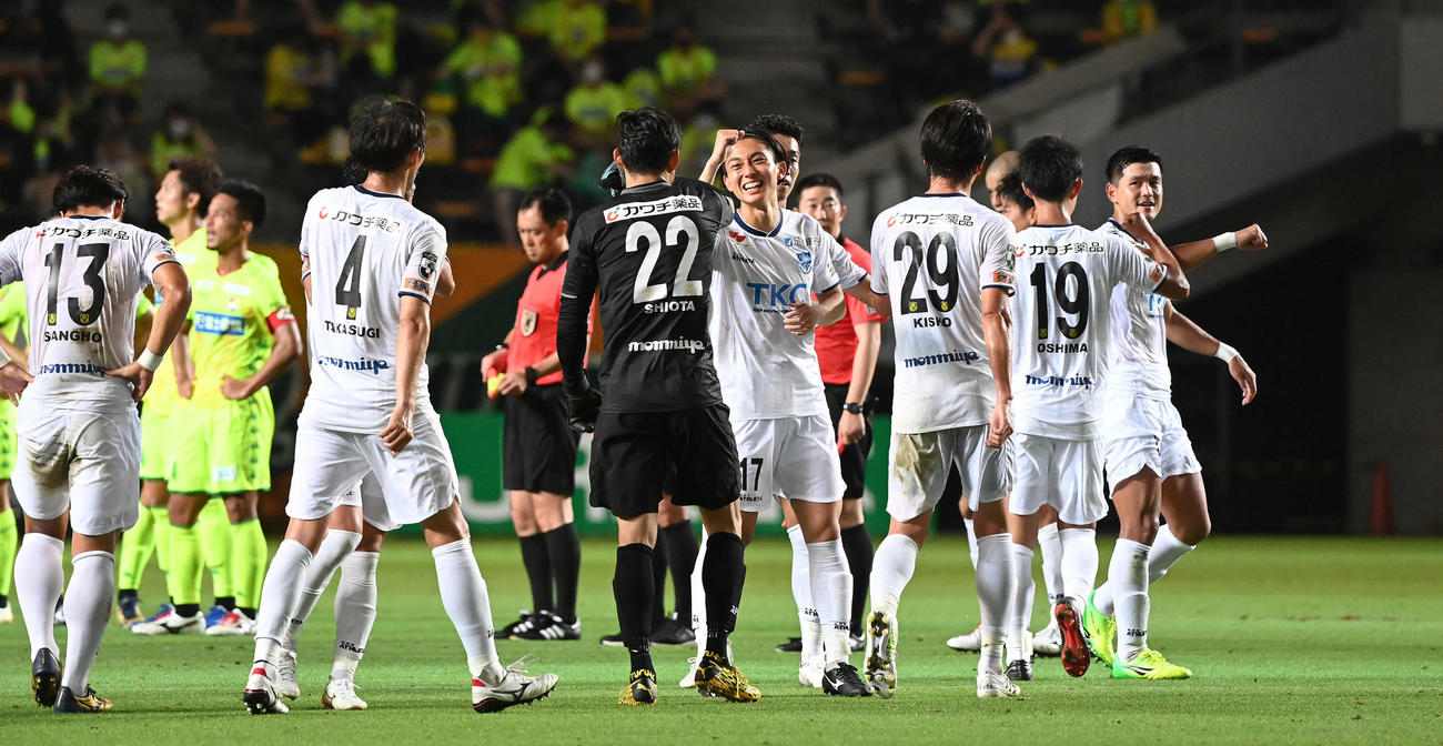 千葉対栃木　千葉に勝利し、肘タッチを交わす栃木イレブン（撮影・鈴木みどり）