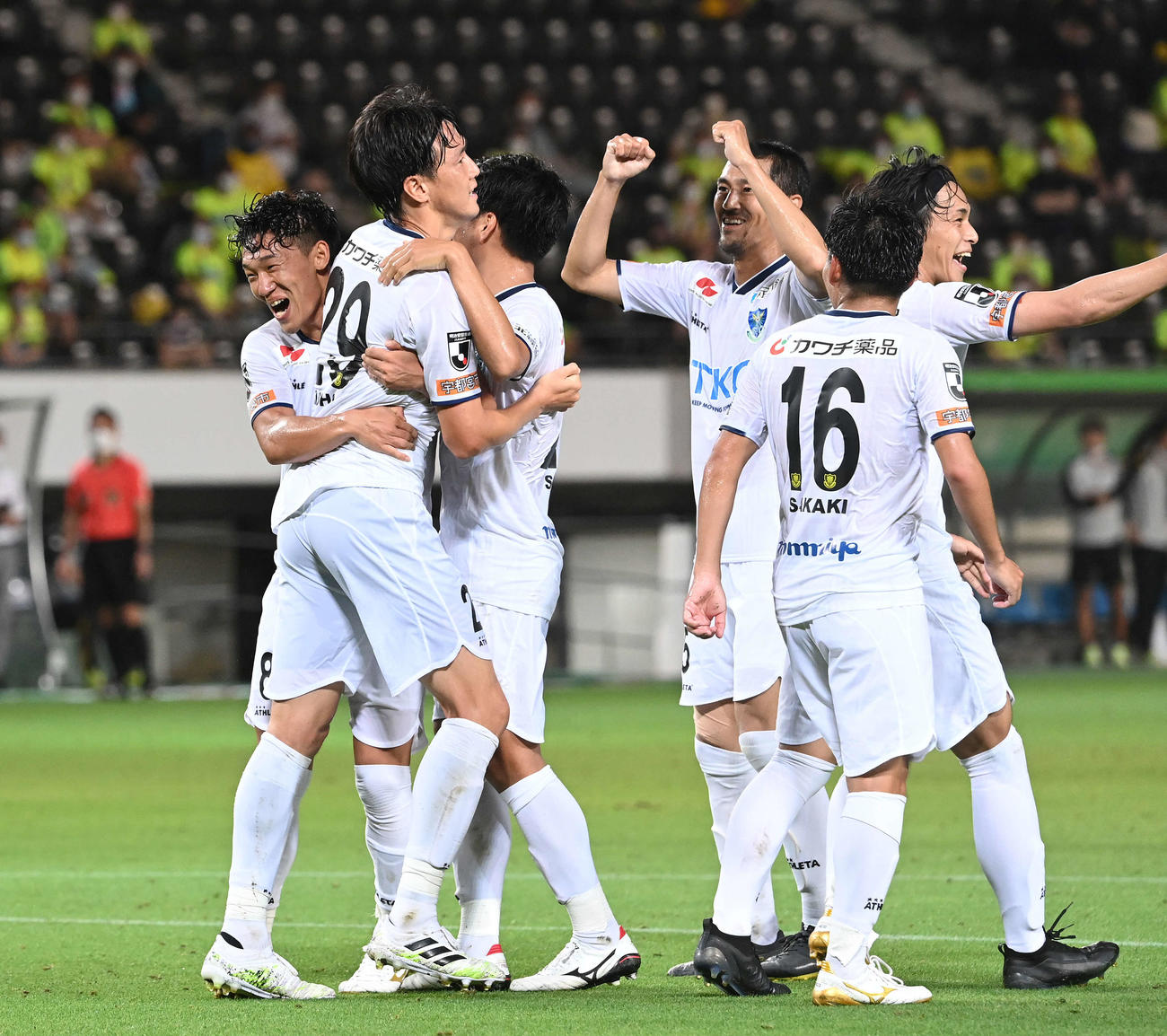 千葉対栃木　前半、ヘディングでゴールを決めた栃木FW矢野（左から2人目）はイレブンと抱き合って喜ぶ（撮影・鈴木みどり）