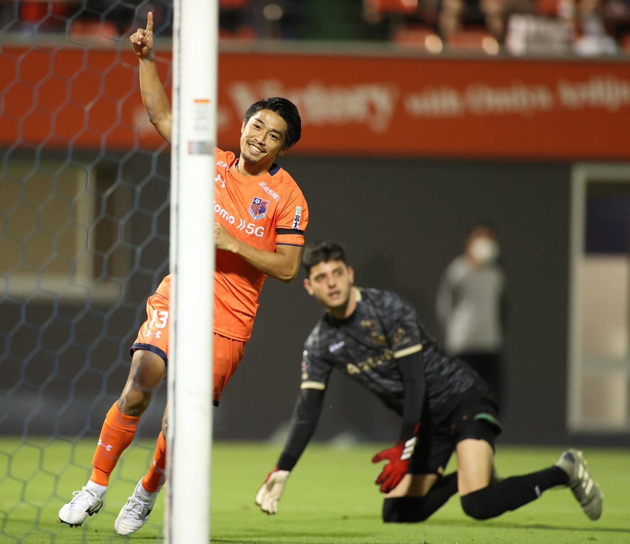 大宮対東京V　前半、先制ゴールを決める大宮DF渡部（撮影・狩俣裕三）