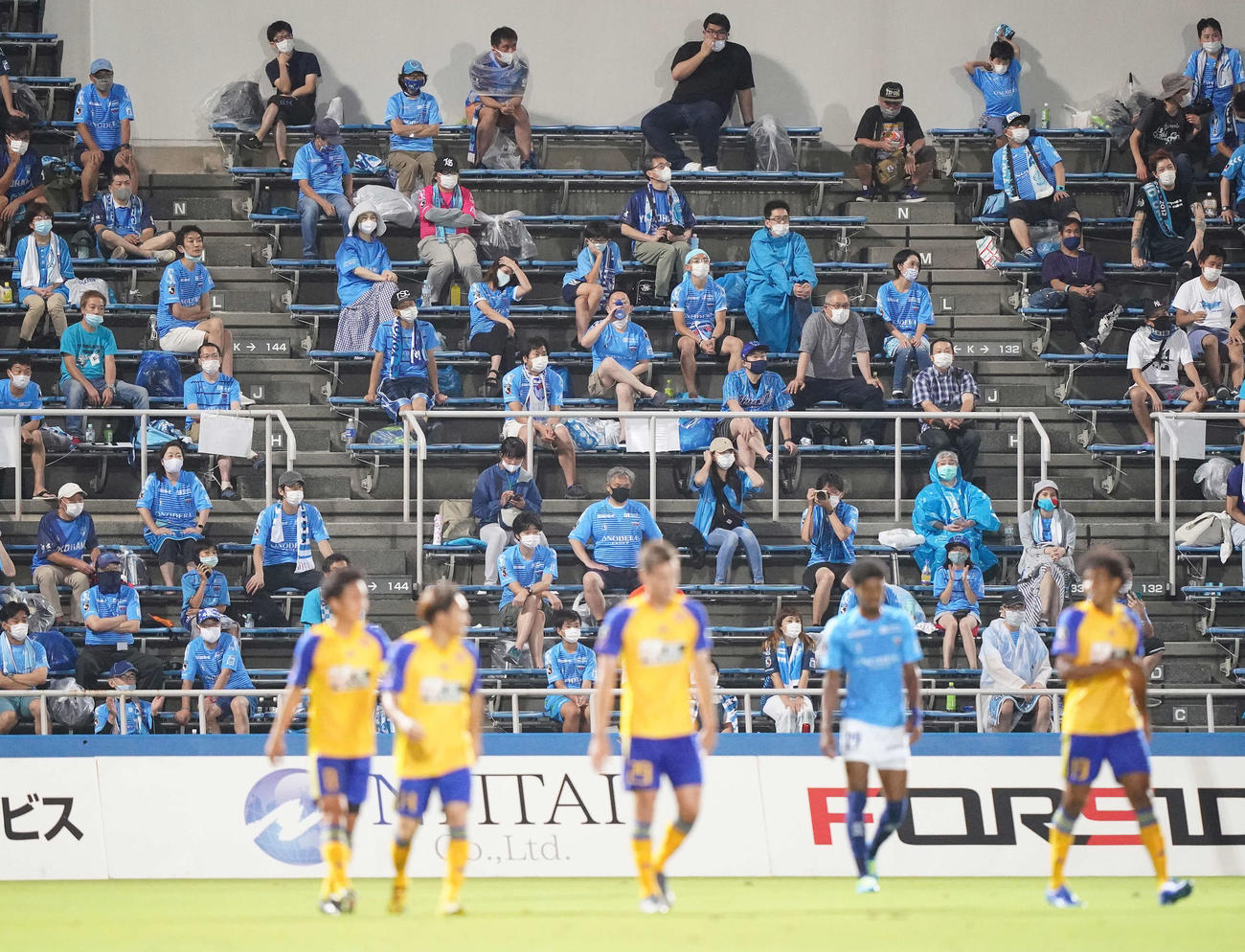 横浜FC対仙台　後半、仙台FWゲデス（中央）に同点ゴールを決められ静まりかえる横浜FCサポーター（撮影・江口和貴）