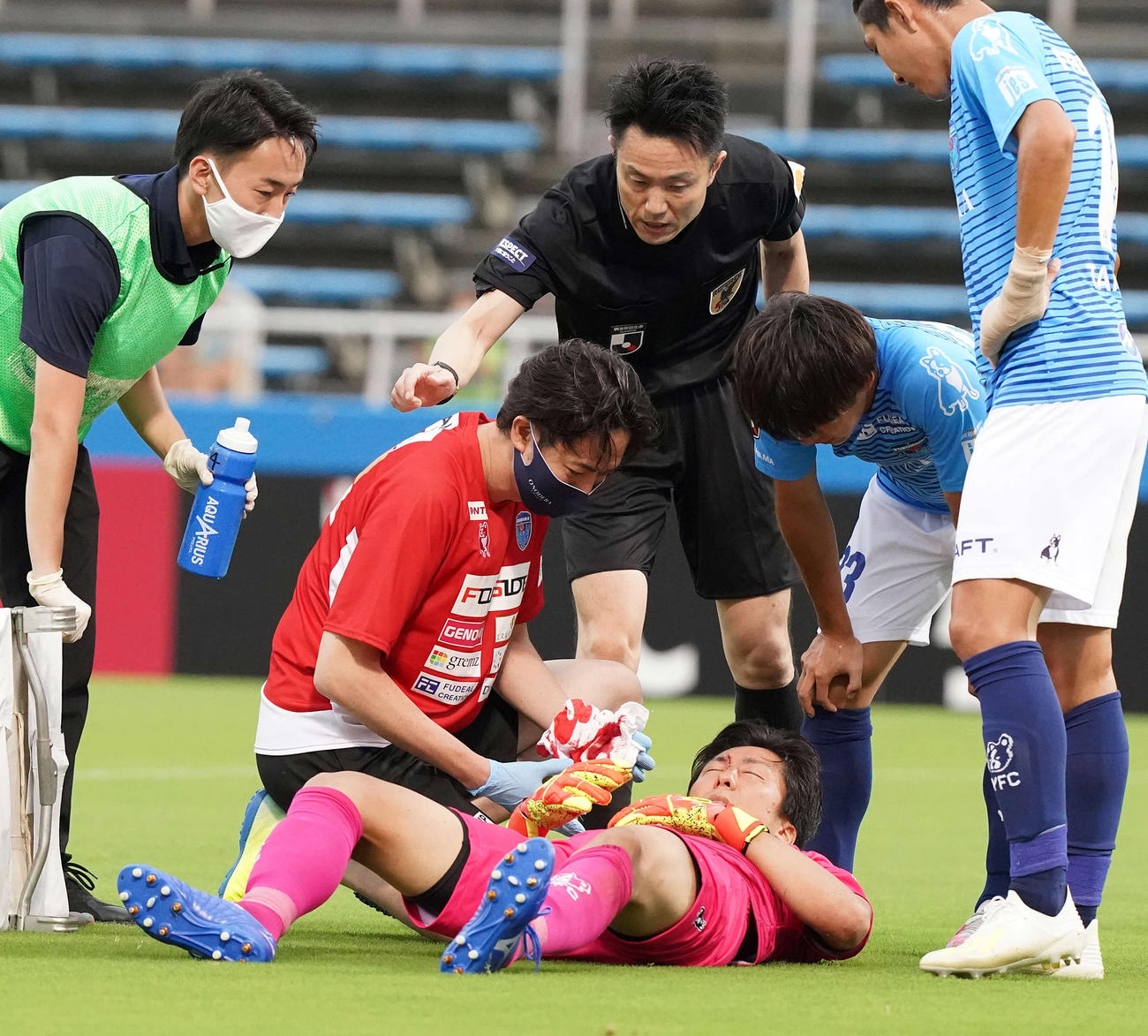 前半、負傷した横浜FC・GK六反（下）（撮影・江口和貴）