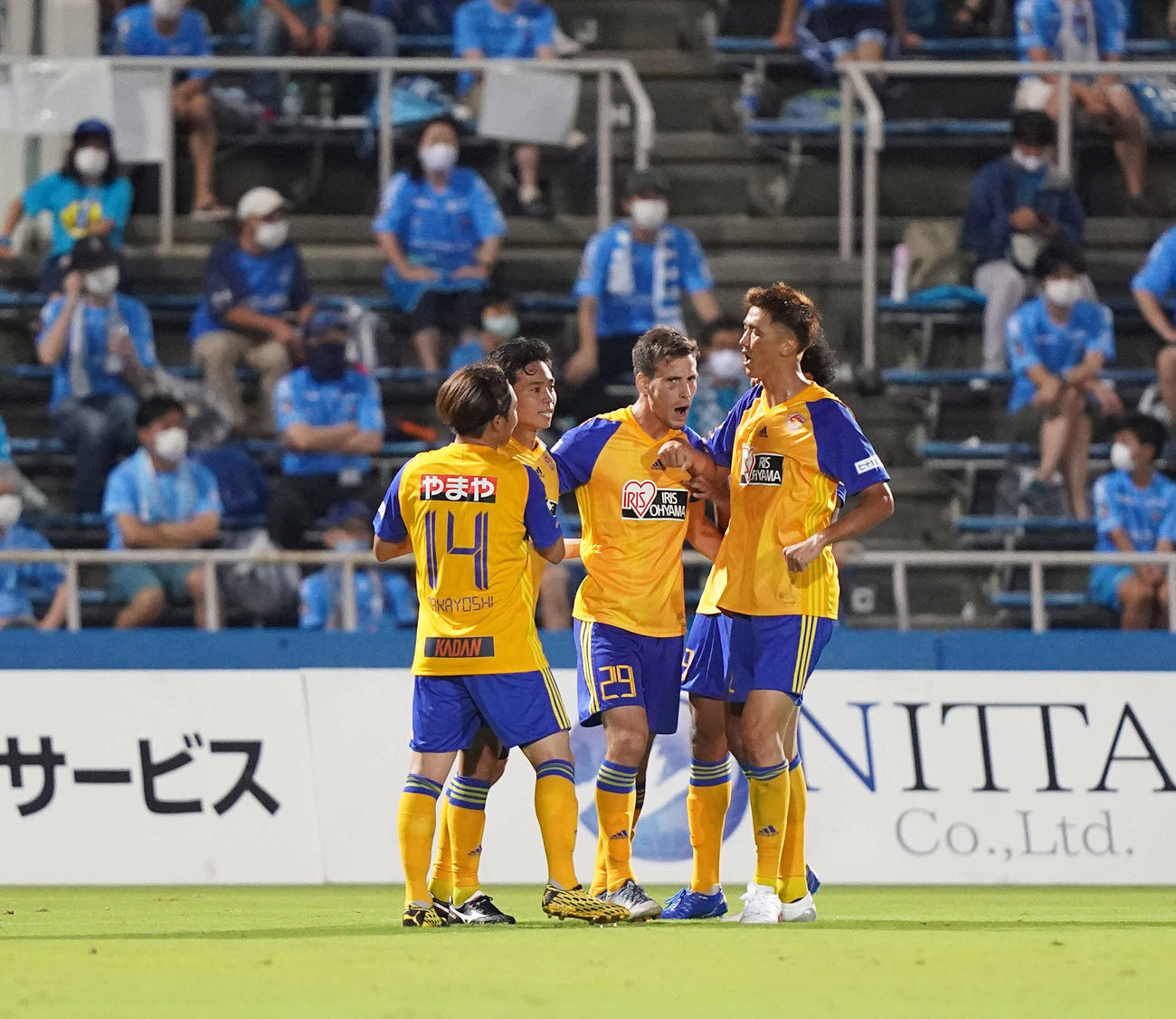 横浜FC対仙台　後半、同点ゴールを決めた仙台FWゲデス（中央）