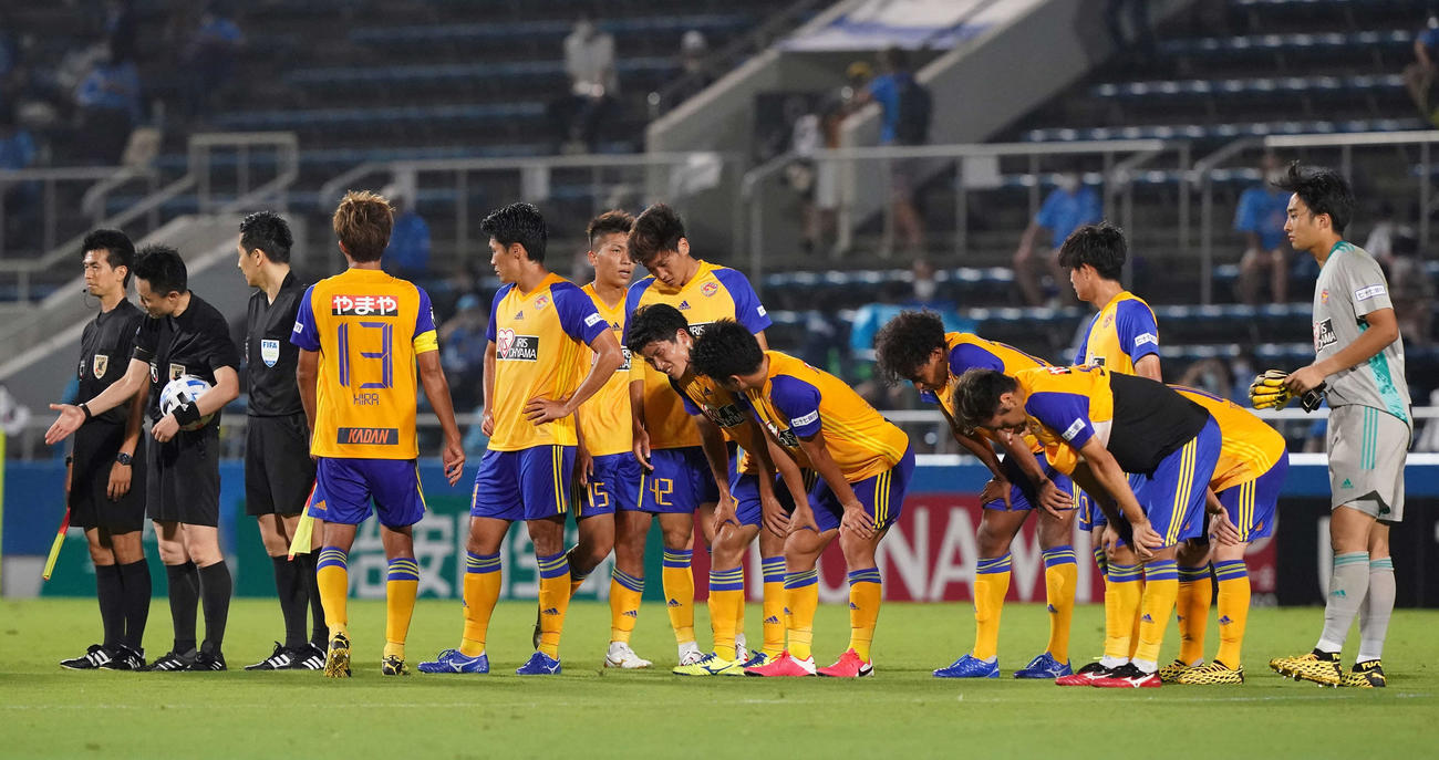 横浜FC対仙台　横浜FCに引き分け、整列する仙台イレブン（撮影・江口和貴）