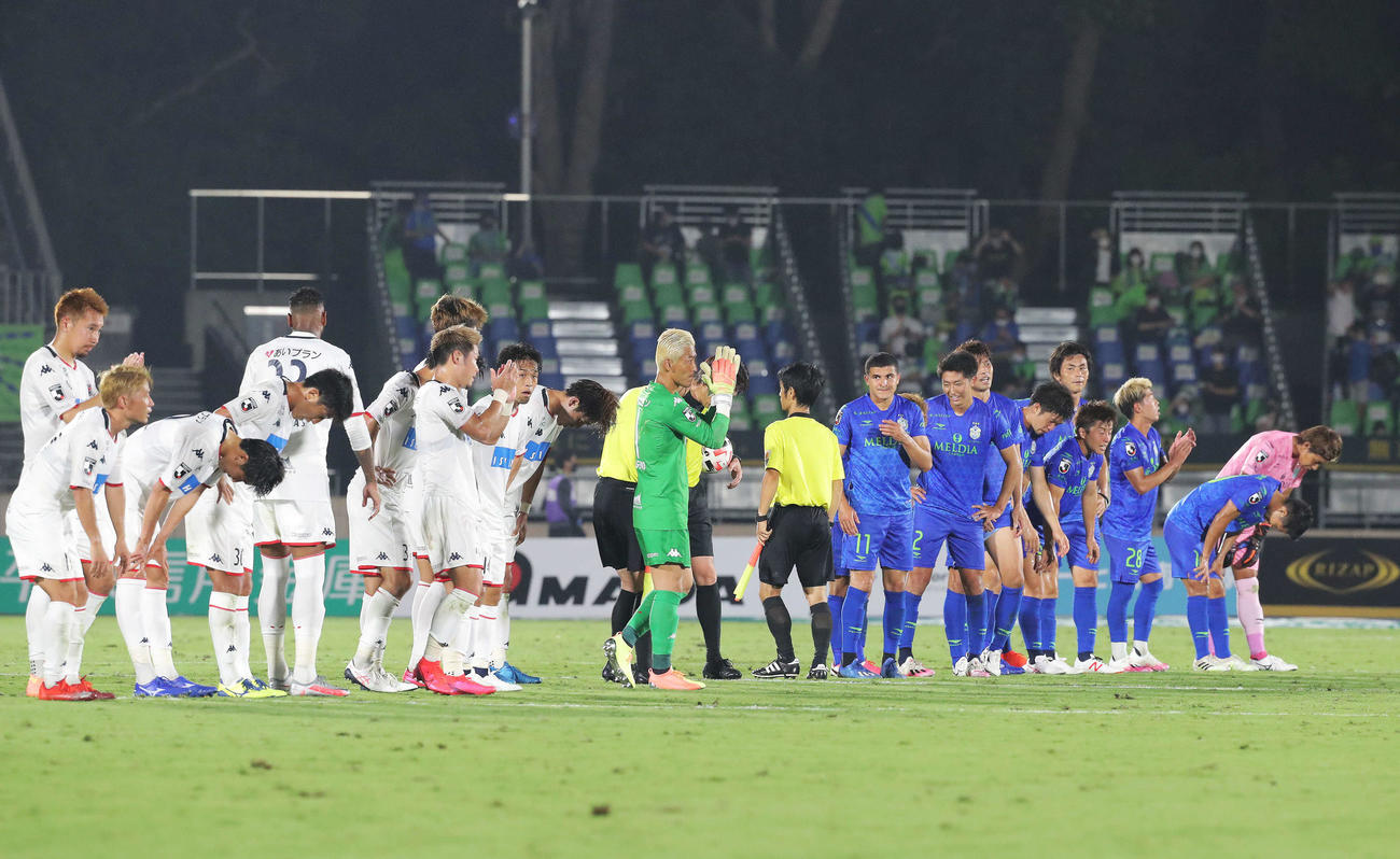 湘南対札幌　引き分けで試合を終えあいさつをする湘南、札幌両チーム（撮影・河田真司）