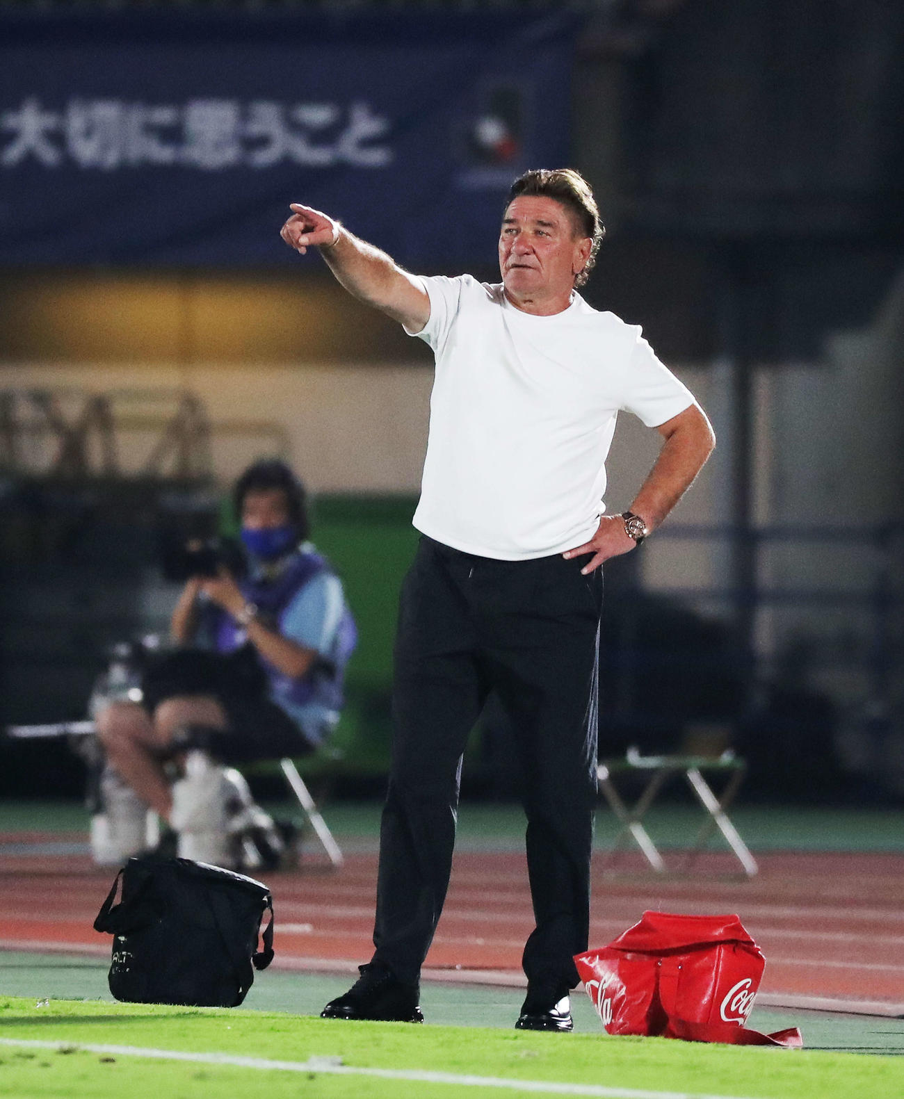 湘南対札幌　前半、選手に指示を送る札幌ペトロヴィッチ監督（撮影・河田真司）　　