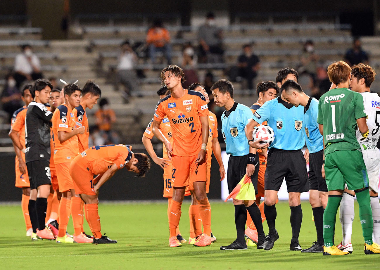 試合に敗れ肩を落とす清水イレブン（撮影・滝沢徹郎）