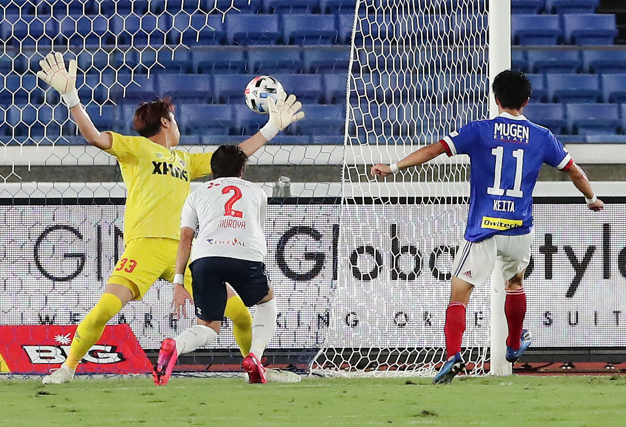 横浜対東京　前半、横浜FW遠藤（右）が右足で先制ゴールを決める。東京GK林（撮影・丹羽敏通）