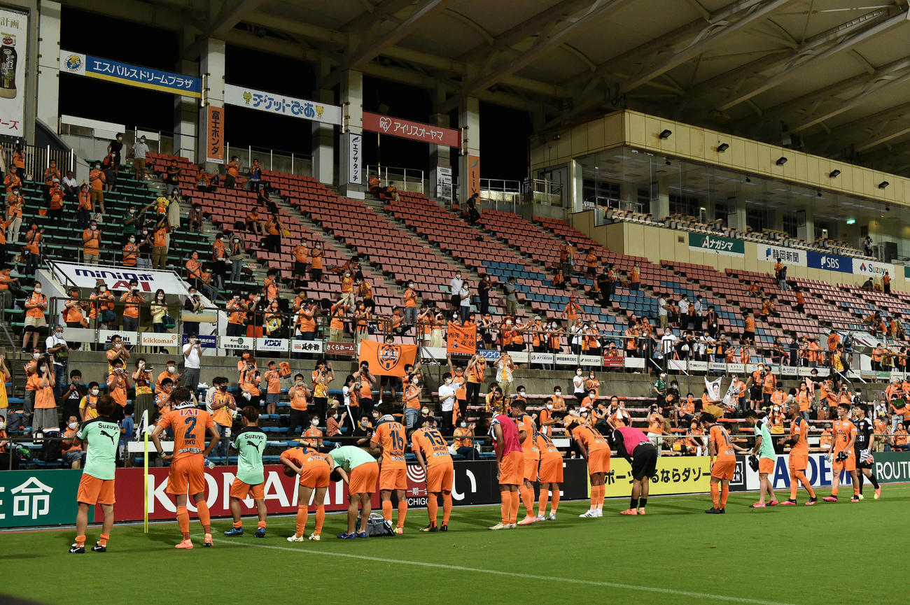清水対G大阪　試合後、サポーターにあいさつする清水イレブン（撮影・滝沢徹郎）