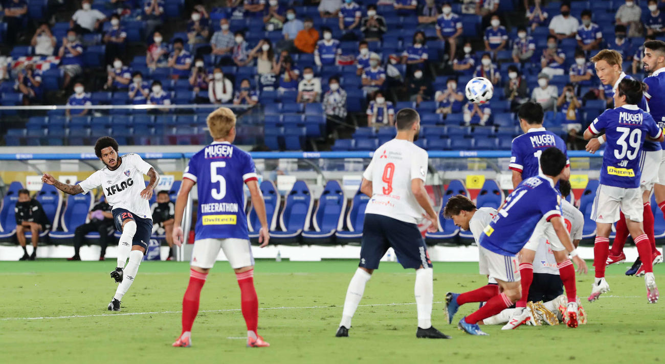 横浜対東京　前半、東京FWレアンドロがFKを直接蹴り込み勝ち越す（撮影・丹羽敏通）