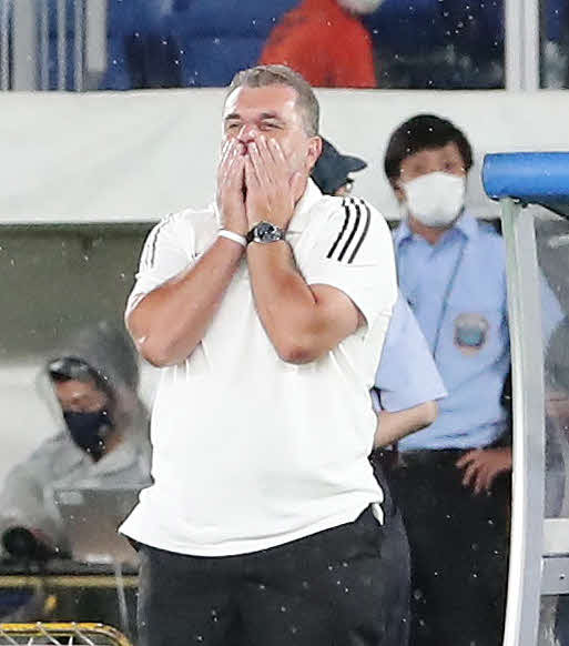 横浜対東京　後半、好機も決めきれず、顔を覆う横浜のポステコグルー監督（撮影・丹羽敏通）