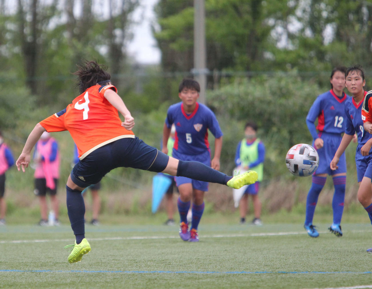 1－0の前半43分に右足でゴールを決めるFW児野（左）