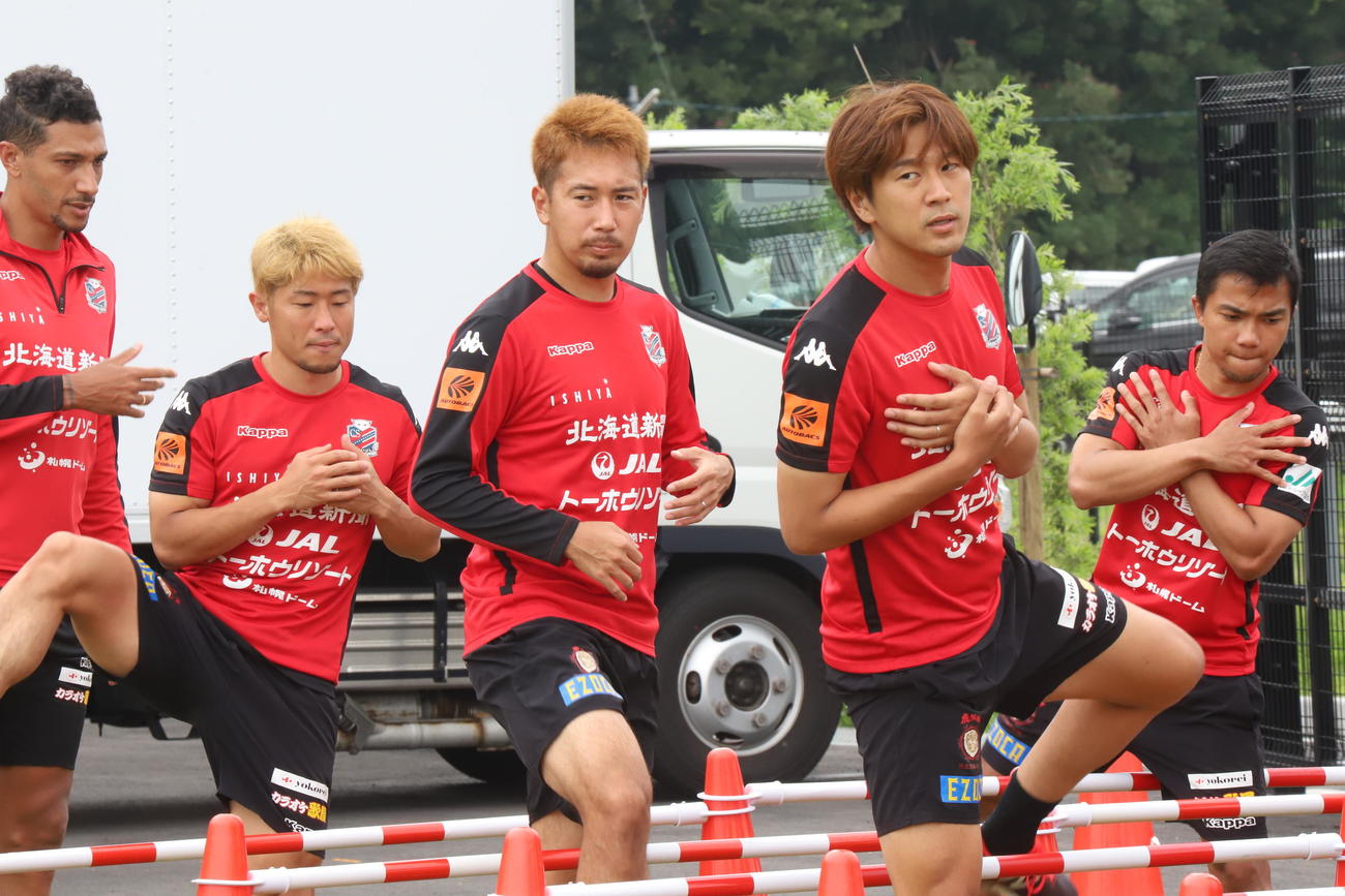 前日湘南戦にフル出場した札幌DF福森（左から3人目）はリカバリーを行う（クラブ提供）