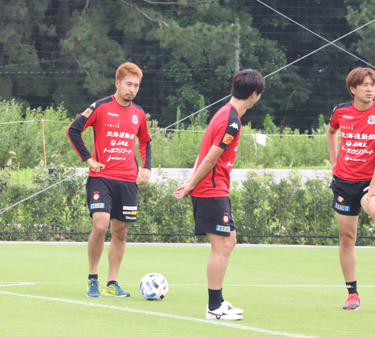 前日湘南戦にフル出場した札幌DF福森（左端）はリカバリーを行う（クラブ提供）