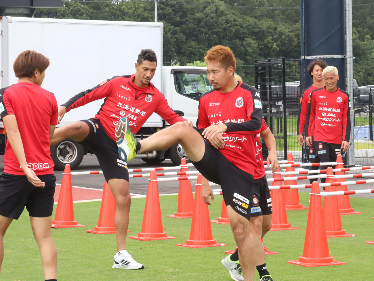 前日湘南戦にフル出場した札幌DF福森（手前）はリカバリーを行う（クラブ提供）