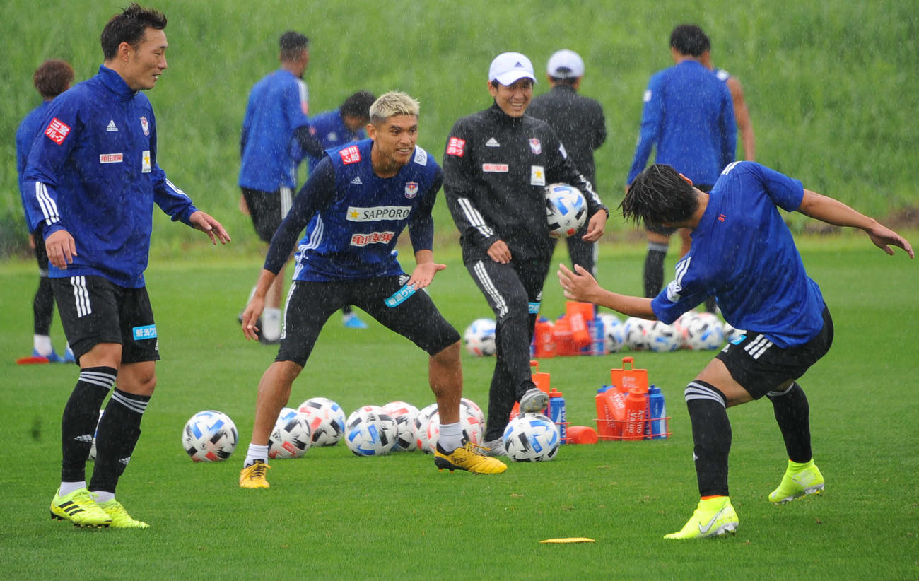 リラックスした表情で練習に参加するロメロ・フランク（左から2人目）（撮影・小林忠）