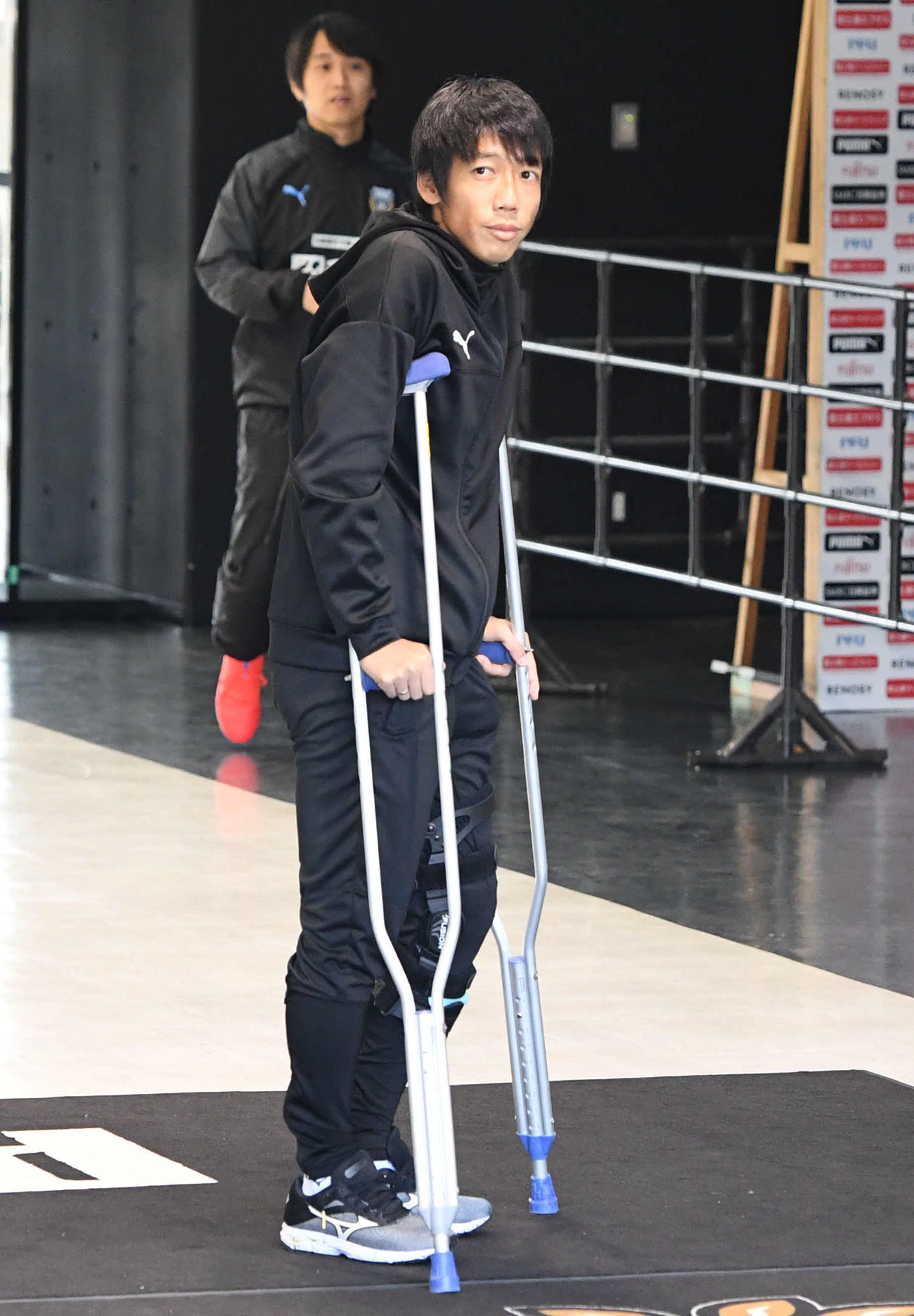 19年11月、横浜戦に松葉づえ姿で訪れた川崎F中村