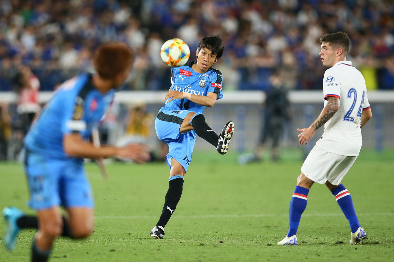 川崎F対チェルシー　パスを出す川崎F・MF中村憲剛（2019年7月19日撮影）