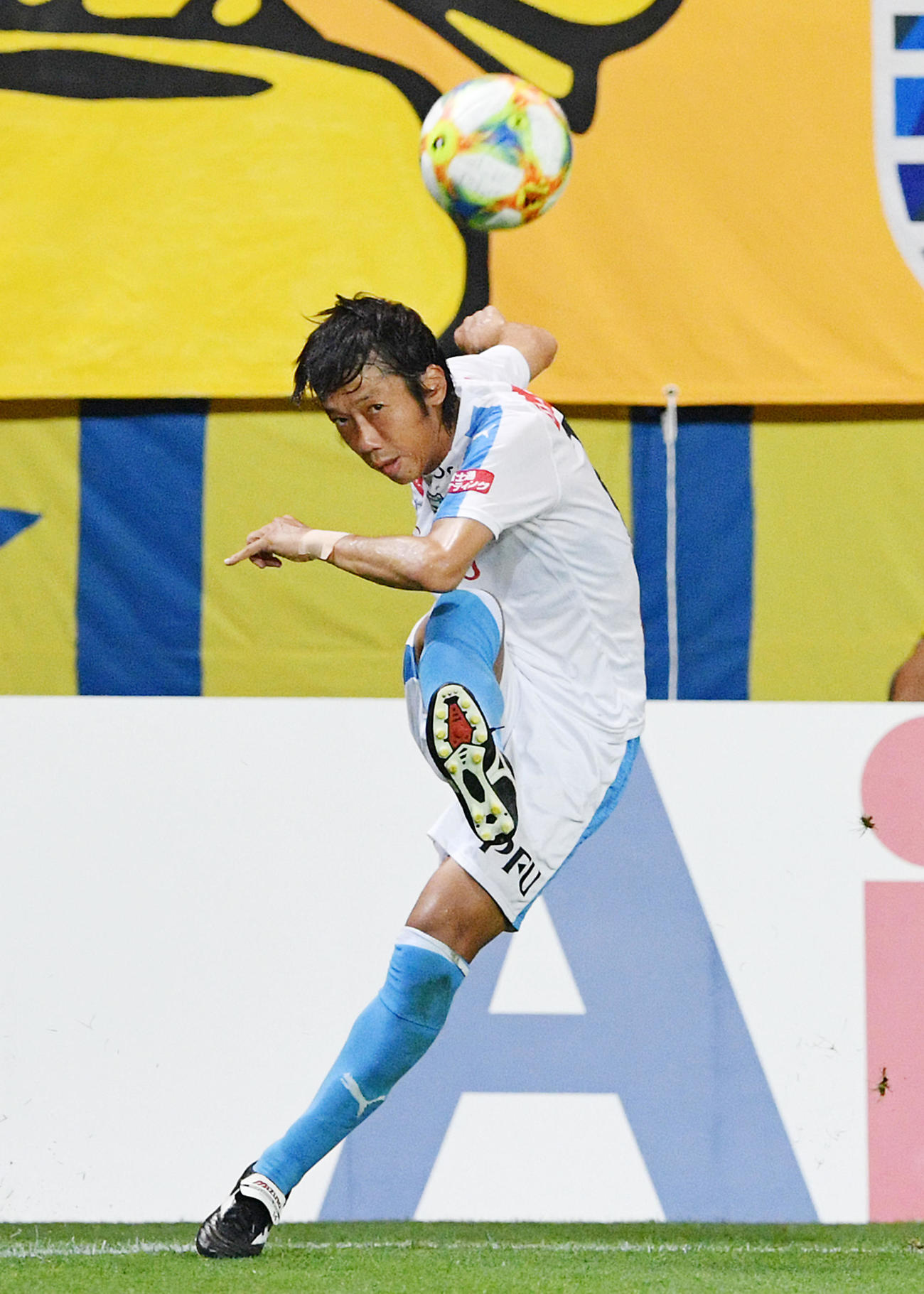 コーナーキックを蹴る川崎F・MF中村憲剛（2019年8月17日撮影）
