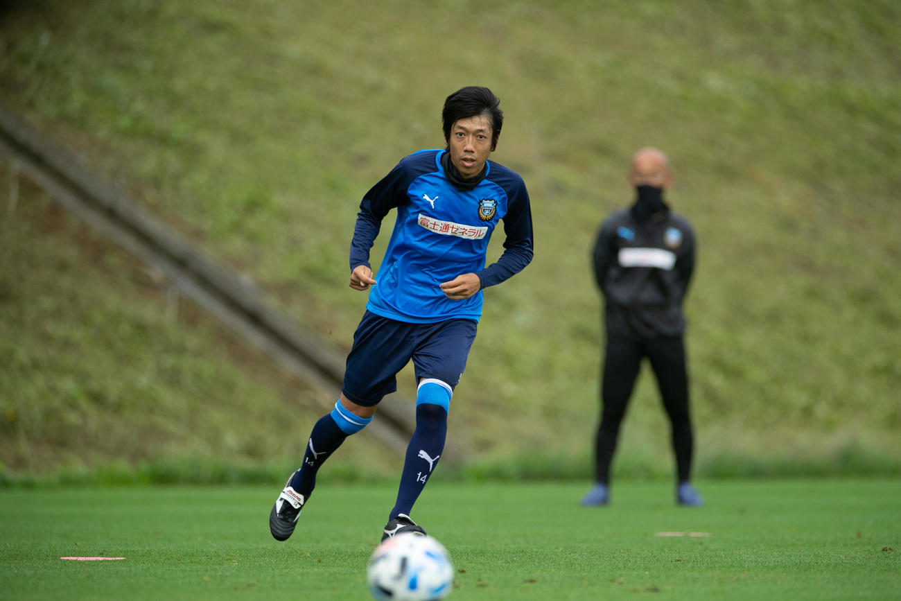 復帰へ向けてリハビリを続ける川崎F・MF中村(川崎F提供)