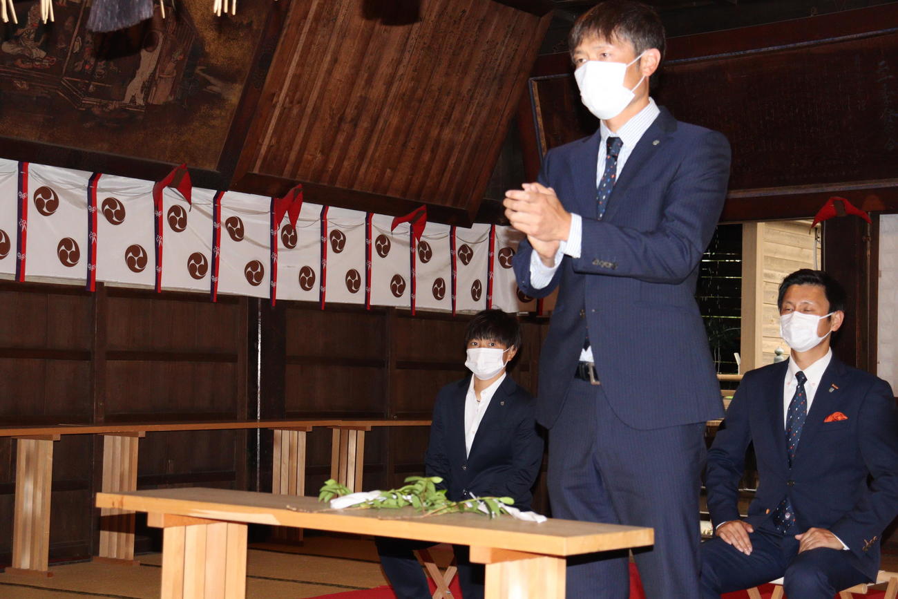 必勝祈願をする奥山監督（中央）