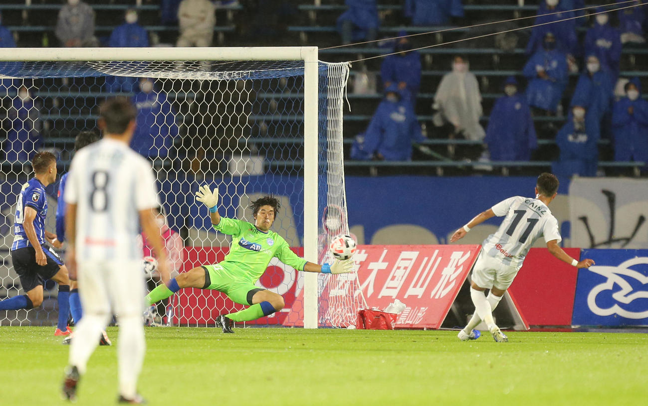 山形対群馬　前半、群馬MF田中（右）に2点目を決められる山形GK佐藤（撮影・野上伸悟）