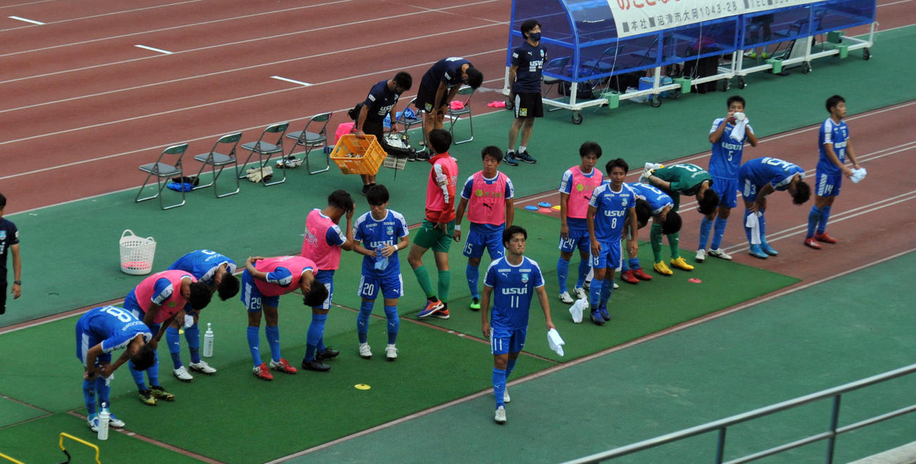 試合後、スタンドへあいさつする沼津の選手たち