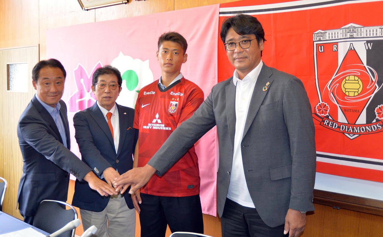 浦和入団内定会見を行った青森山田DF藤原（右から2人目）。左から青森山田の黒田監督、花田校長、1人おいて浦和の土田スポーツダイレクター（撮影・鎌田直秀）