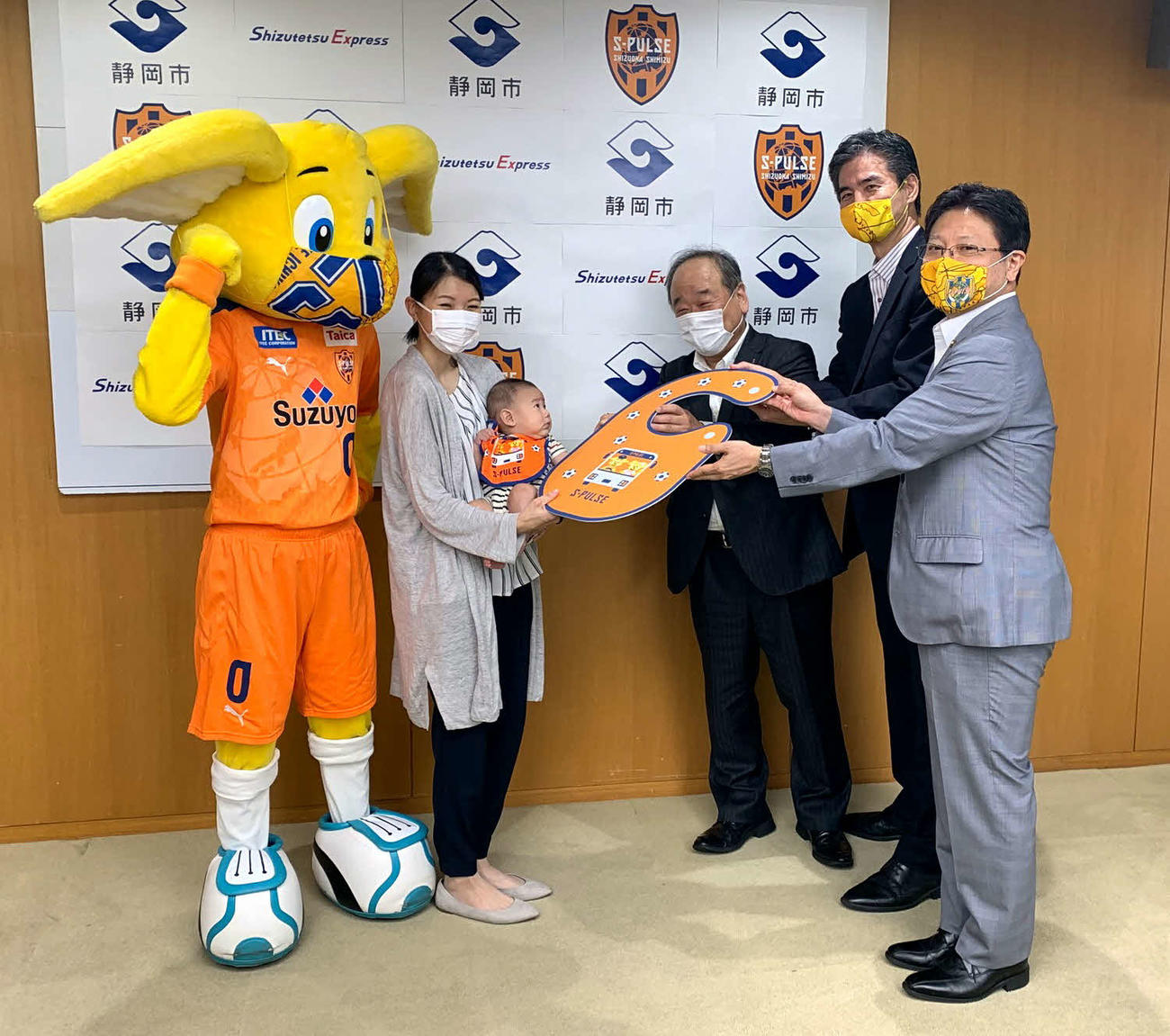 寄贈式に出席した、左から清水公式マスコットのパルちゃん、市民代表の岩下彩加さん、朔也ちゃん、しずてつジャストライン株式会社の三浦代表取締役社長、清水の山室代表取締役社長、田辺市長