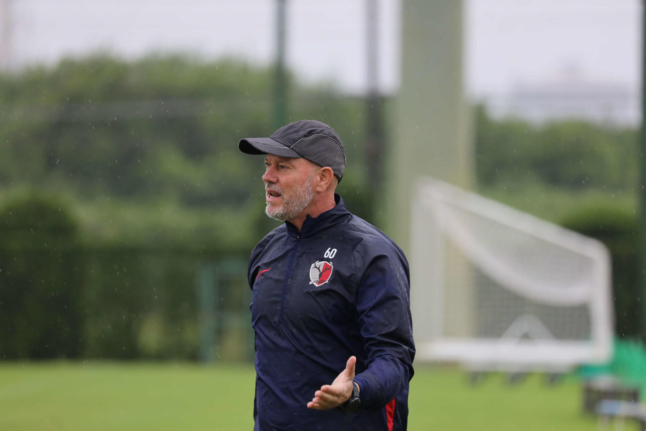 今季初勝利へ向けて雨の中で練習を行う鹿島ザーゴ監督　（Ｃ）KASHIMA　ANTLERS